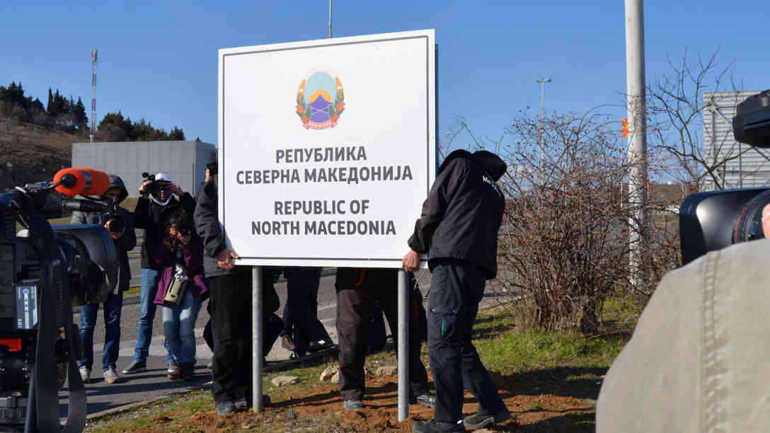 Schildertausch an der Grenze zu Griechenland: Die neuen Schilder mit der Aufschrift 'Republik Nordmazedonien' werden angebracht. Foto: BR | Sasko Golov
