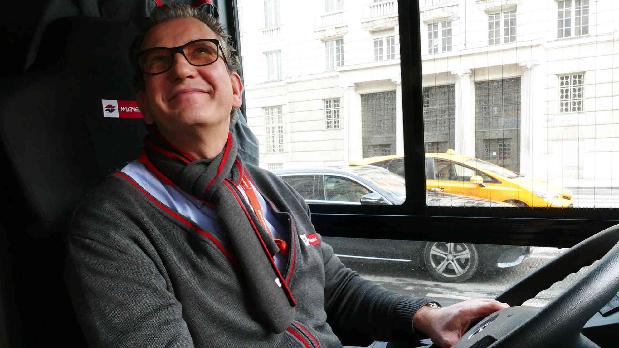Der gebürtige Berliner Daniel Winter ist seit rund sechs Jahren Buslenker in Wien. Foto: BR | Karin Straka