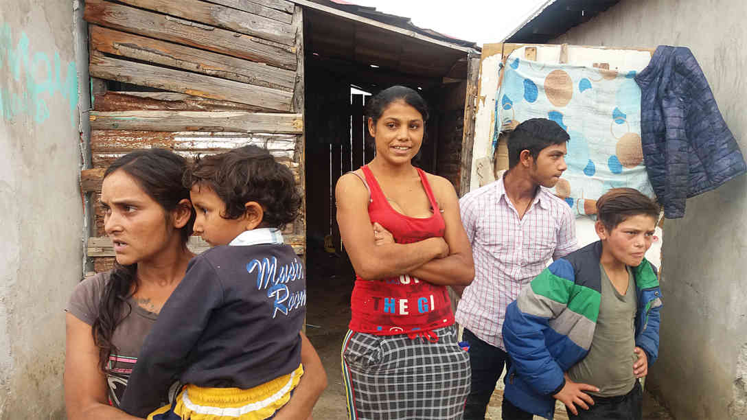 Die junge Frau in der Mitte spricht fast perfekt Französisch mit uns. Einige erzählen uns, dass sie nach Frankreich zum Betteln fahren. Foto: BR | Herbert Grünwald