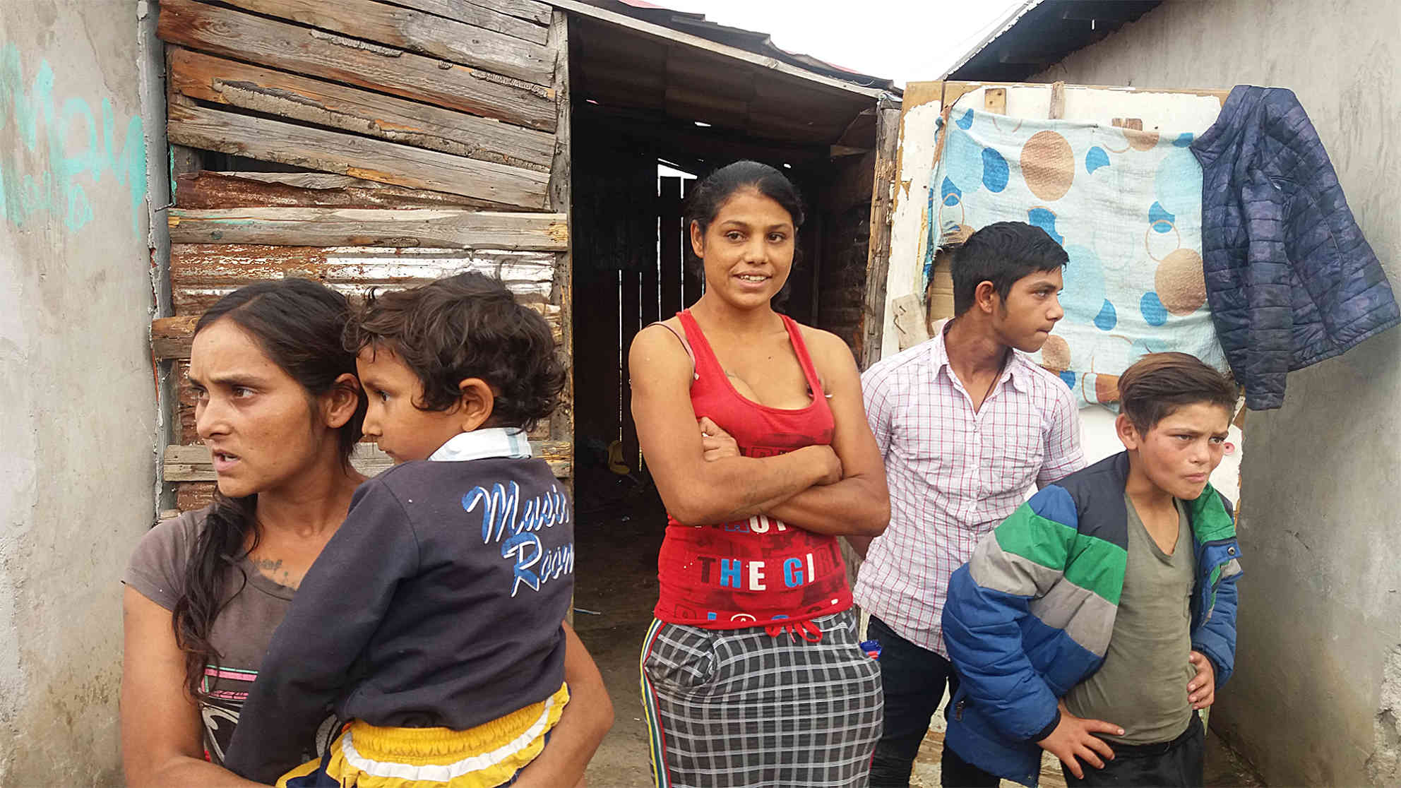 Die junge Frau in der Mitte spricht fast perfekt Französisch mit uns. Einige erzählen uns, dass sie nach Frankreich zum Betteln fahren. Foto: BR | Herbert Grünwald