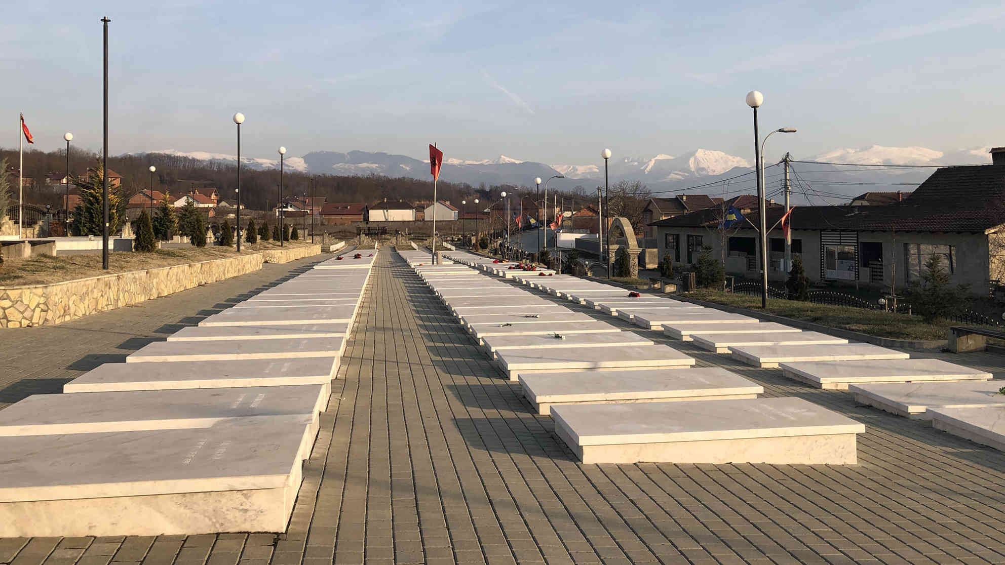 Friedhof von Krusha e Madhe, 15 Kilometer nordwestlich von Prizren. Das Dort wurde am Morgen nach Beginn der NATO-Bombardierungen von serbischen Polizeieinheiten und Paramilitärs überfallen, zerstört, die männlichen Dorfbewohner von den Frauen und Kindern getrennt und getötet. Foto: BR | Clemens Verenkotte