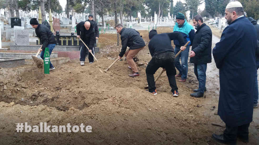 Beerdigung von zwei Flüchtlingen aus Bangladesch und Pakistan. Sie wurden im Dezember 2018 auf dem Stadtfriedhof in Butel / Skopje in Nordmazedonien beigesetzt. BR | Schaban Bajrami