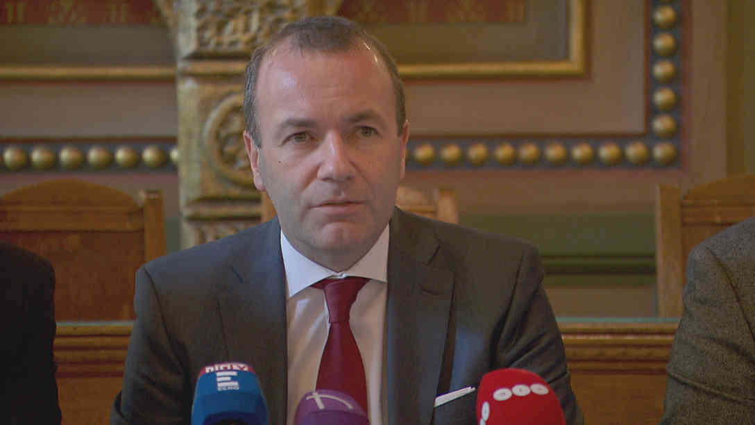 Der EVP-Fraktionsvorsitzende Manfred Weber am 12.03.2019 während einer Pressekonferenz mit der Jüdischen Gemeinde auf dem Gelände der Großen Synagoge von Budapest.