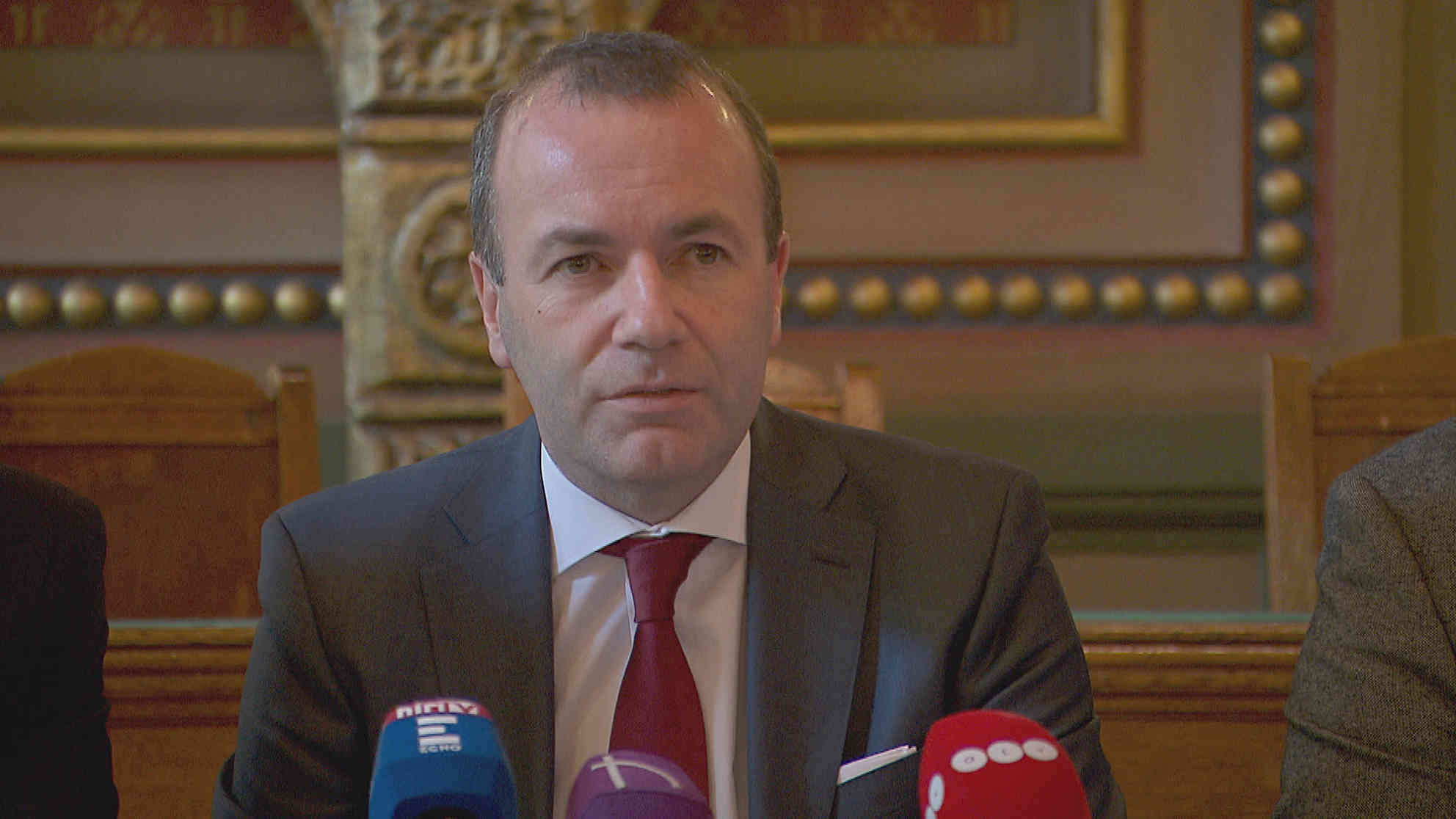 Der EVP-Fraktionsvorsitzende Manfred Weber am 12.03.2019 während einer Pressekonferenz mit der Jüdischen Gemeinde auf dem Gelände der Großen Synagoge von Budapest.