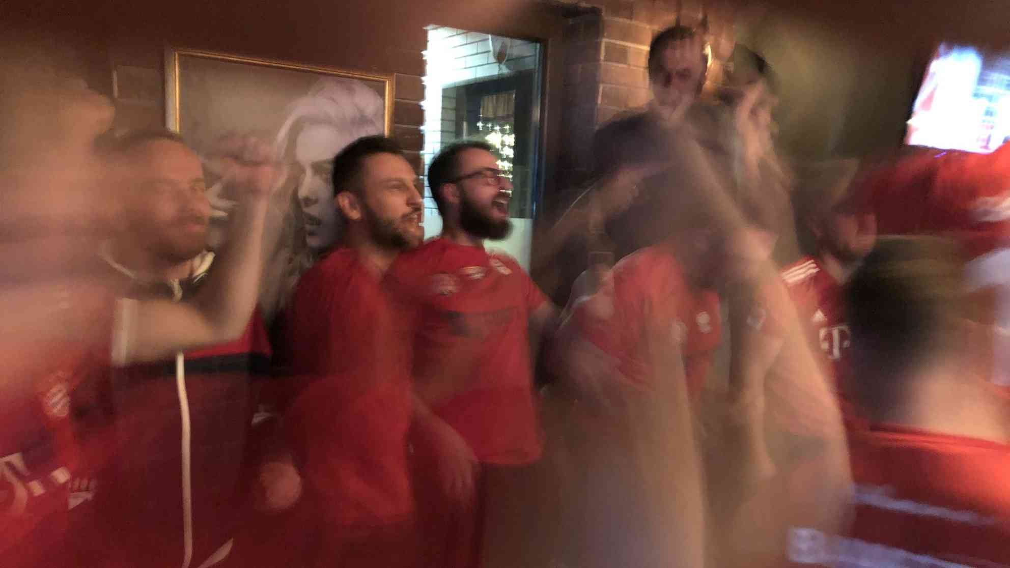 Mitglieder des 'Bavarezet Official Fanclub Kosova' feuern beim Public Viewing in der Taverna Tapa  in Pristinas Innenstadt ihren FC Bayern an. Foto: BR | Dardan Sadriu