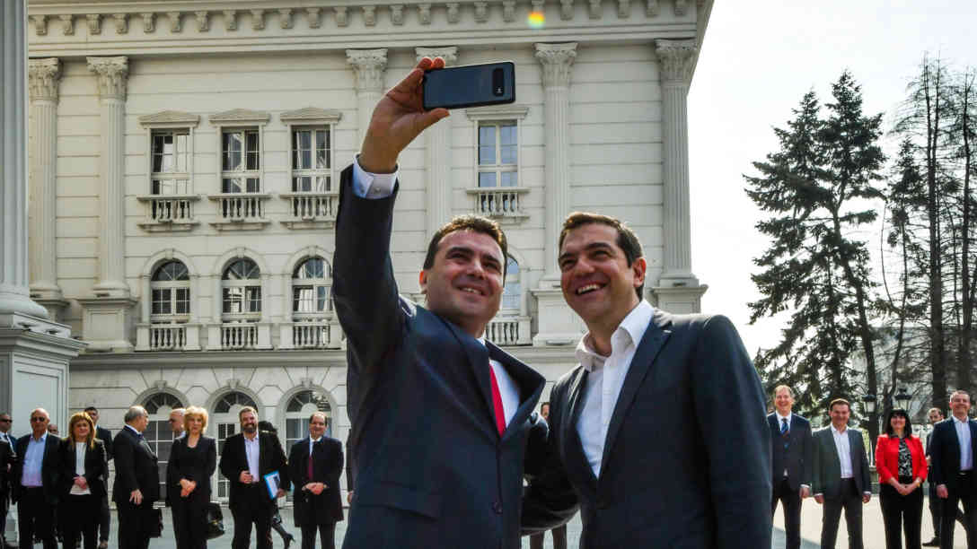 Zoran Zaev, Ministerpräsident von Nordmazedonien, macht ein Selfie mit Alexis Tsipras, Ministerpräsident von Griechenland. Skopje, 02.04.2019 Foto: dpa/Eurokinissi