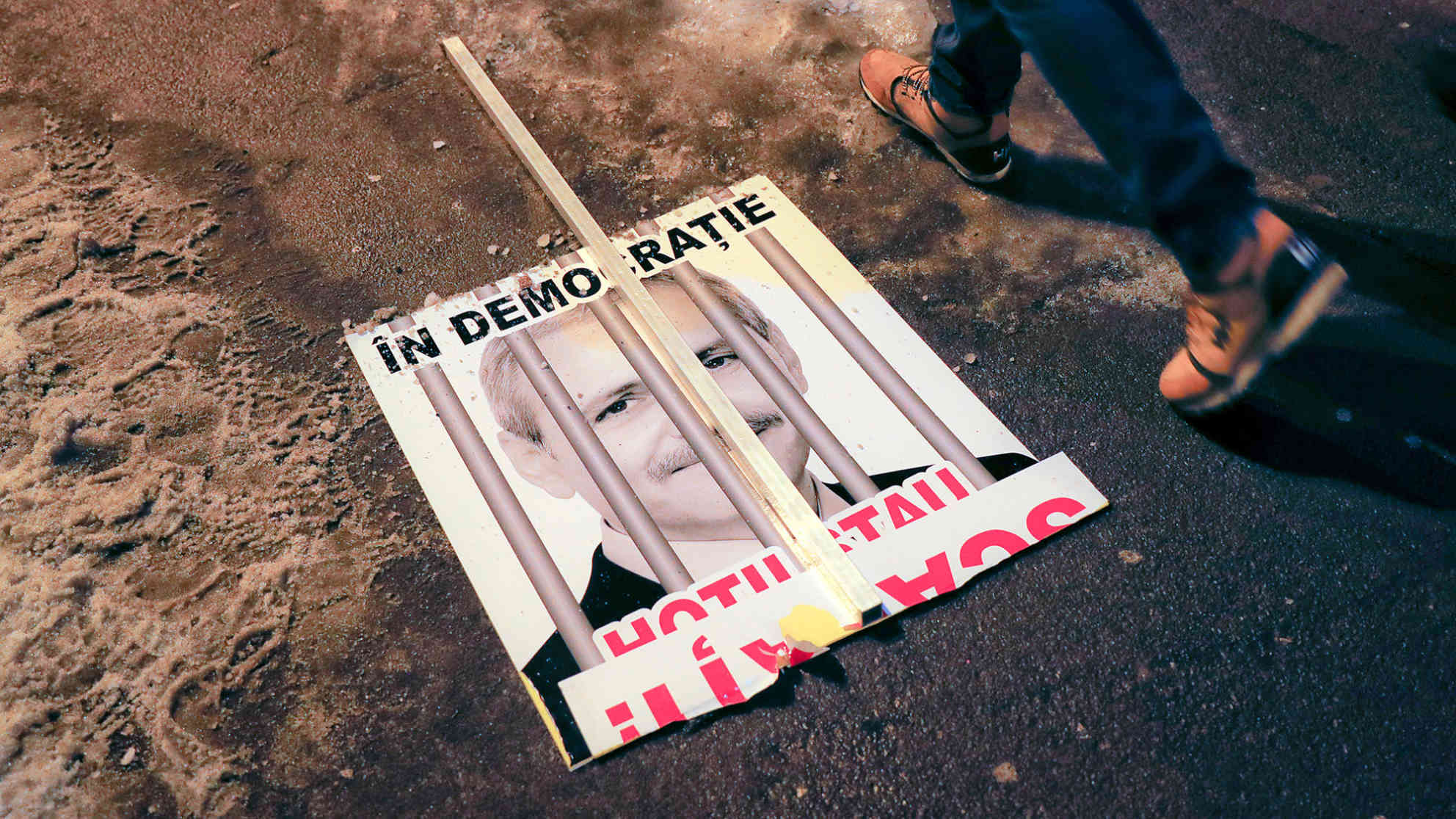 Am Tag des Urteils hat Liviu Dragnea die Haft angetreten. Das Bild zeigt ein Plakat von einer Demo vom 02. Februar 2017. Foto: picture-alliance | AP