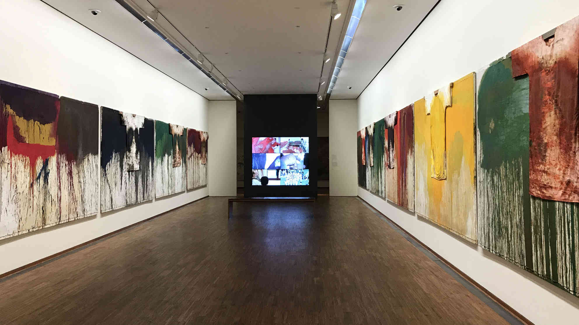 Seit 1986 integriert Hermann Nitsch das Malhemd in seine Werke. Foto: BR | Kristina Kotter