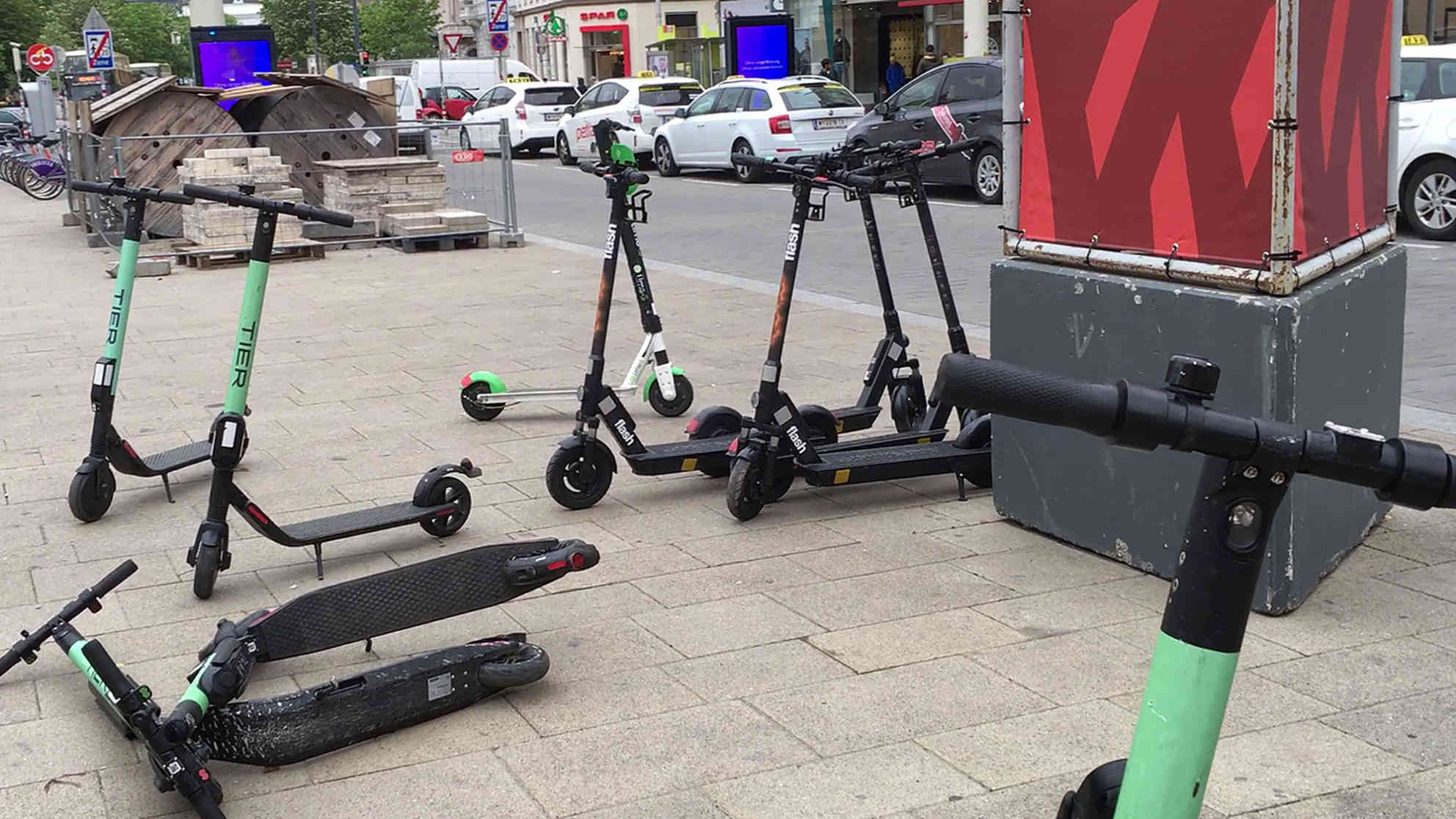Problem: Bei windigem Wetter liegen die E-Scooter kreuz und quer auf dem Gehweg. Foto: BR | Nadja Armbrust
