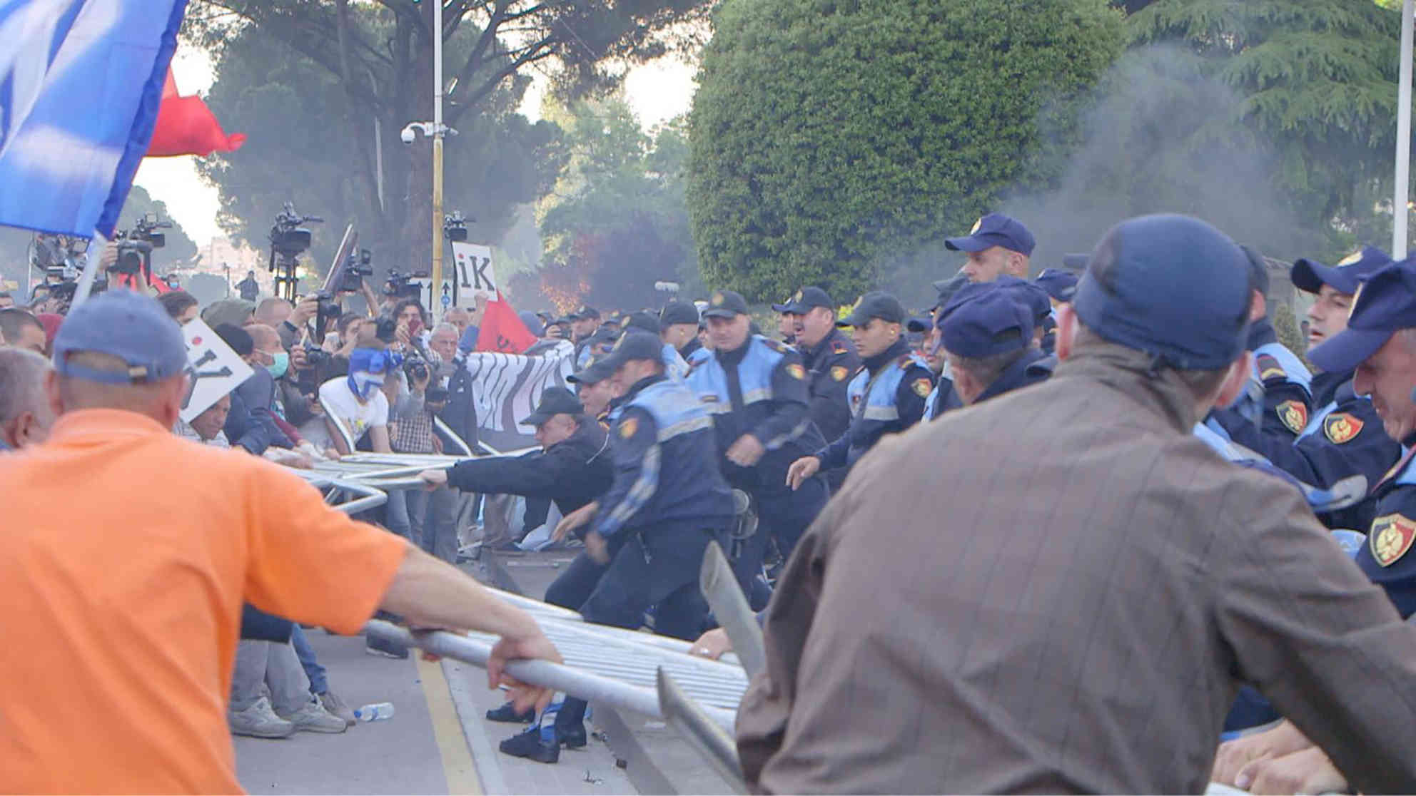 Handgemenge vor dem Ministerratsgebäude. Foto: BR | Daniel Dzyak