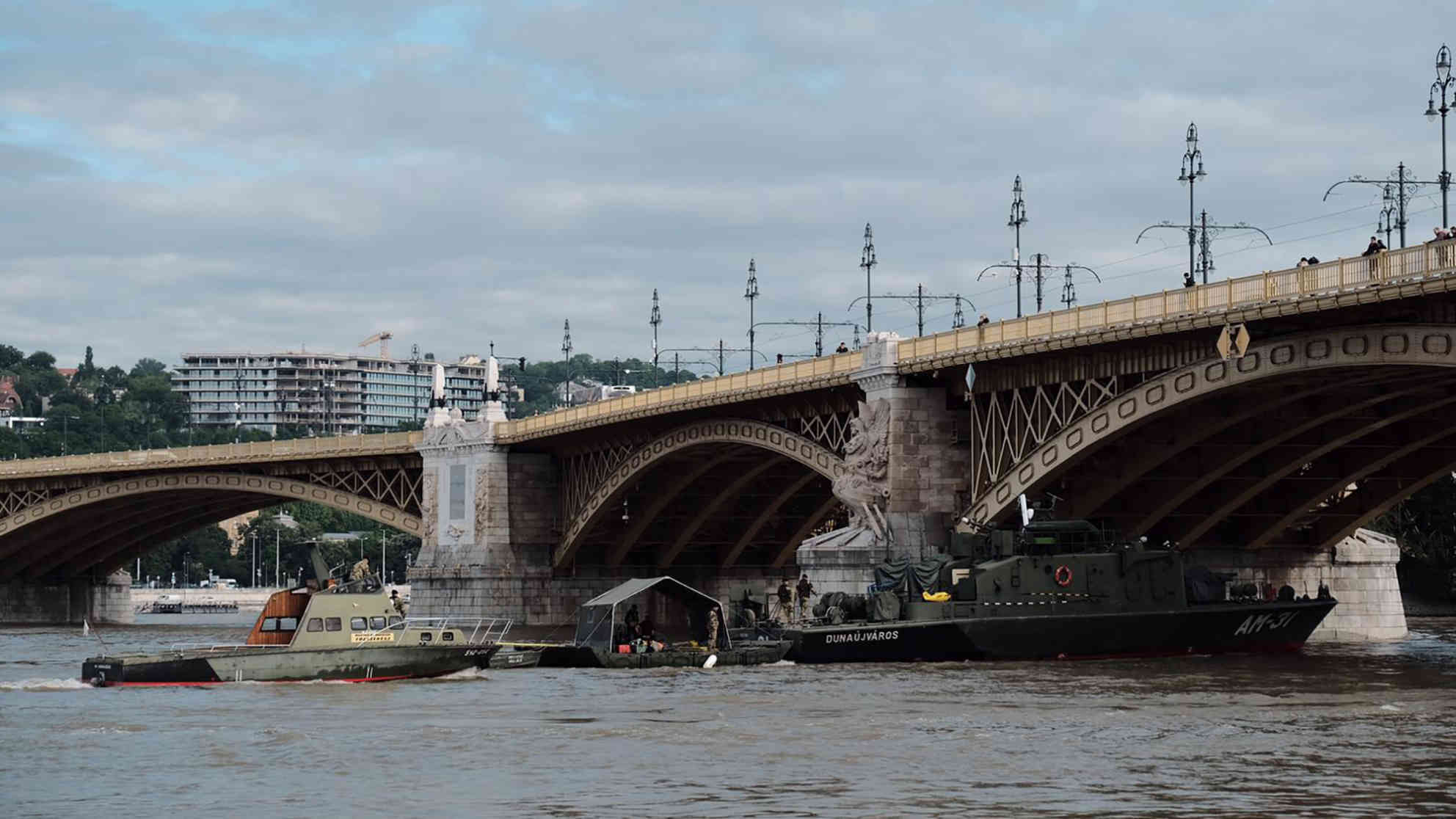 Auch zwei Tage nach dem tragischen Schiffsunglück auf der Donau in Budapest suchen Rettungskräfte noch immer nach den 21 Vermissten – darunter 19 Touristen aus Südkorea. Foto: BR | Daniel Dzyak