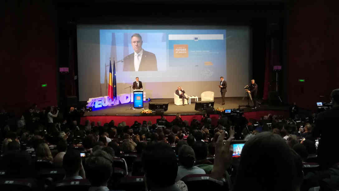 Rumäniens Präsident Klaus Iohannis und der scheidende EU-Kommissionspräsident Jean-Claude Juncker am Vorabend des Gipfels bei einer DIskussion mit jungen Menschen in Sibiu. Foto: BR | Florian Lachinger