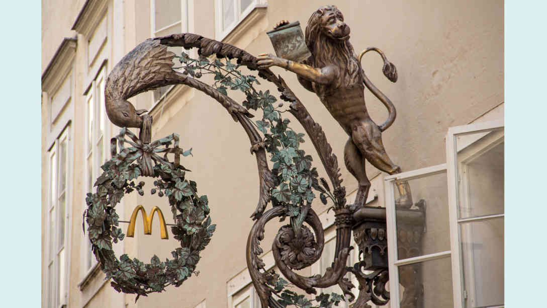 Schmiedeeisernes Zunftzeichen an McDonalds Filiale in der Getreidegasse in Salzburg. Foto vom 30. März 2014. Foto: picture-alliance