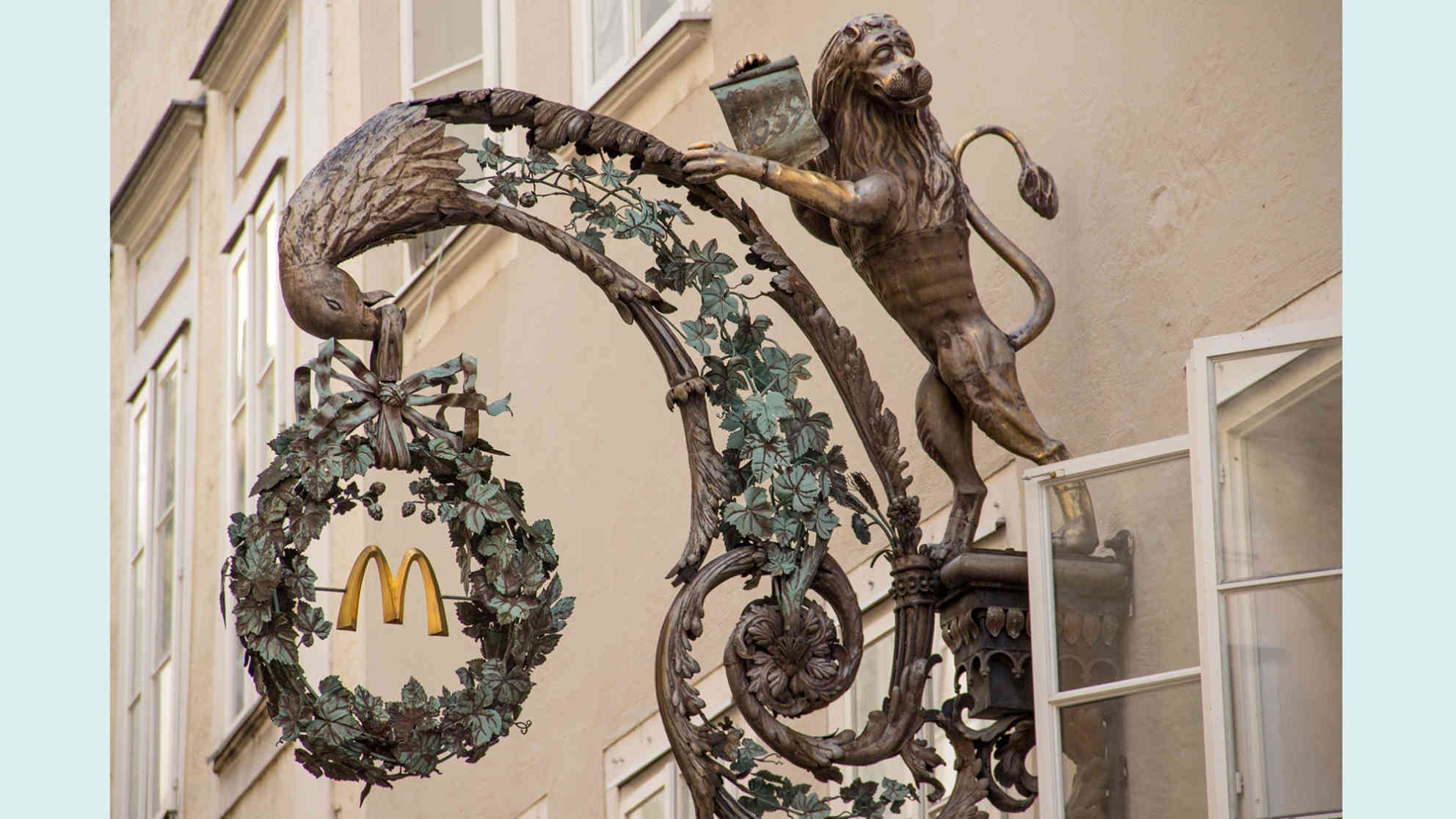 Schmiedeeisernes Zunftzeichen an McDonalds Filiale in der Getreidegasse in Salzburg. Foto vom 30. März 2014. Foto: picture-alliance