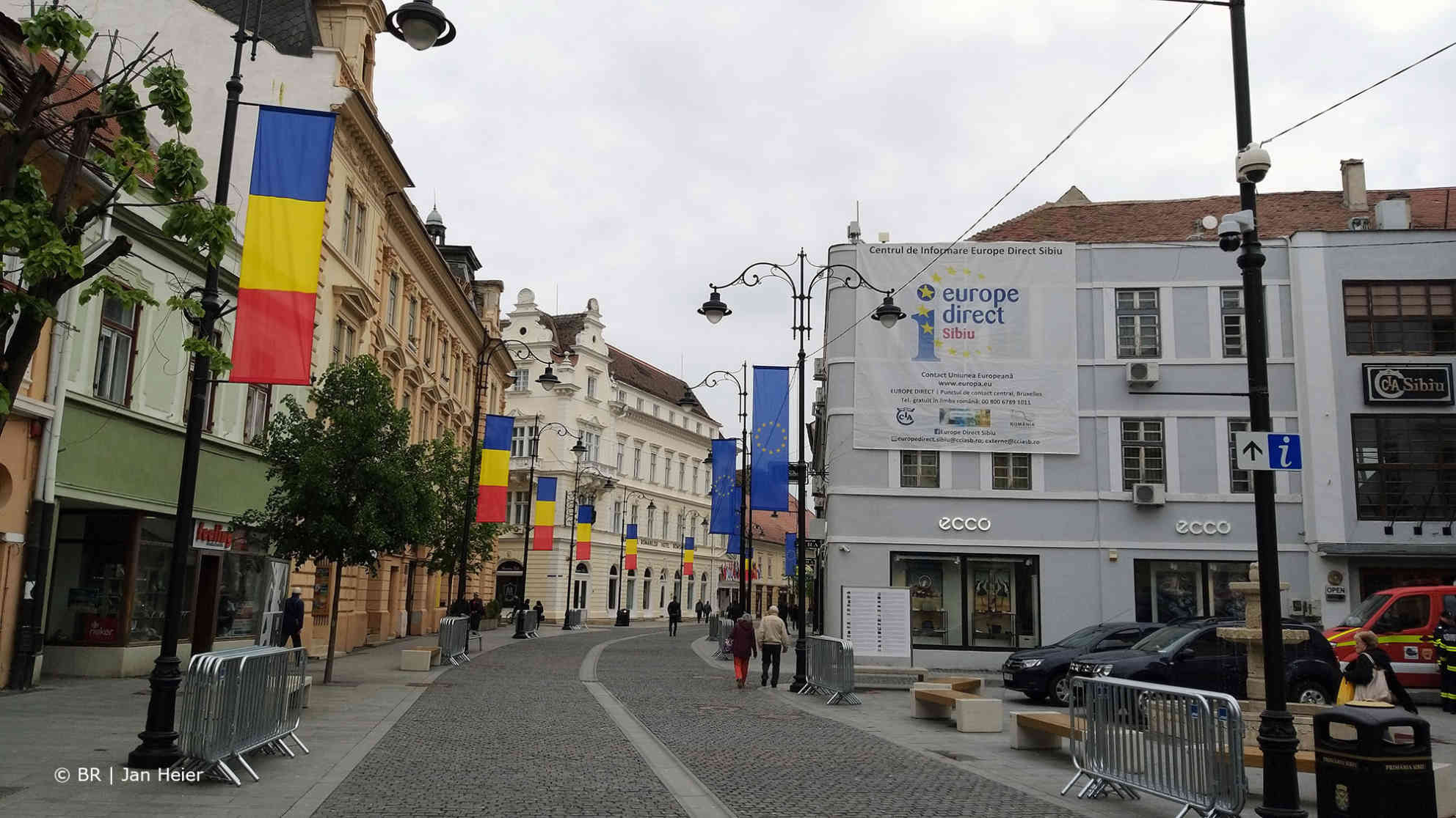 Die Haupteinkaufsstraße, die Heltauergasse/General Magheru Straße, ist schon in den Farben des Gastgebers und der Gäste beflaggt. Foto: BR | Jan Heier