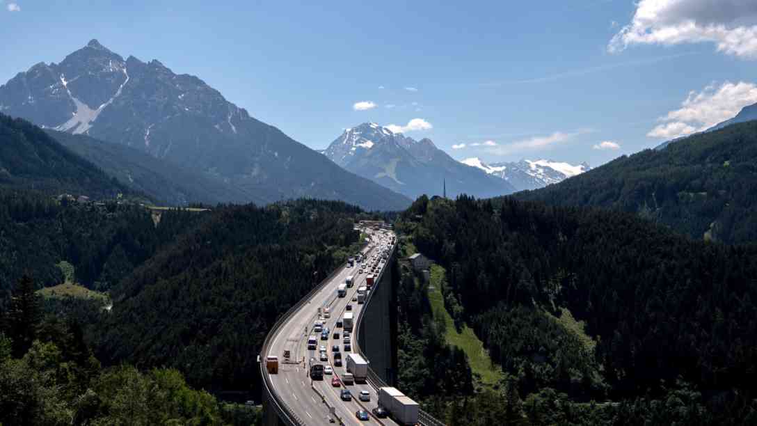 Diesen Sommer wird man den typischen Stau auf der Brennerautobahn nicht umfahren können. In Tirol sind Landstraße für den Ausweichverkehr gesperrt. Foto: dpa