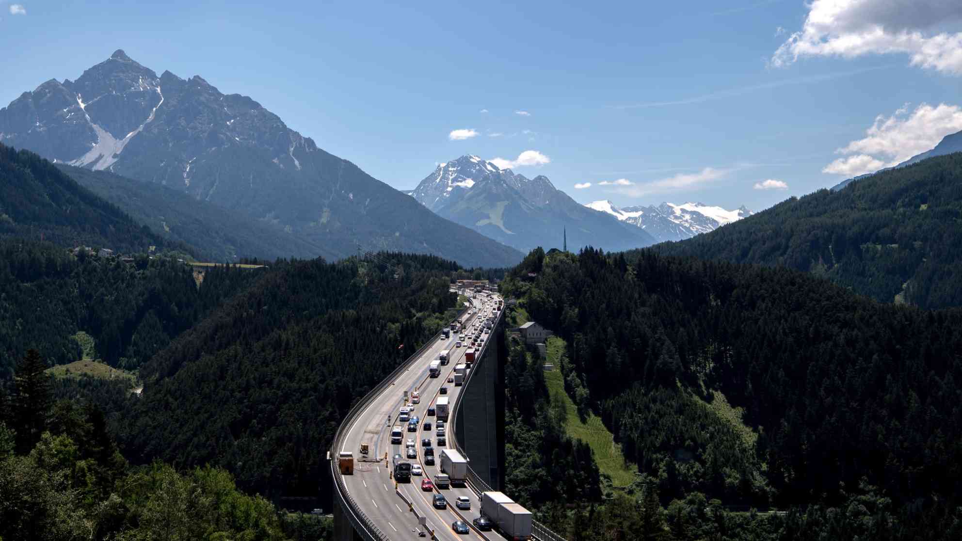 Diesen Sommer wird man den typischen Stau auf der Brennerautobahn nicht umfahren können. In Tirol sind Landstraße für den Ausweichverkehr gesperrt. Foto: dpa