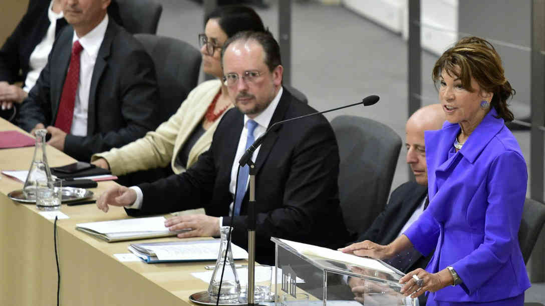 Übergangskanzlerin Brigitte Bierlein bei ihrer ersten Regierungserklärung im Nationalrat am 12. Juni 2019. Im Rahmen der Sitzung wurde die Neuwahl offiziell beschlossen und der Wahlkampf zwischen den Parteien eingeläutet. Foto: picture alliance | APA | picturedesk.com