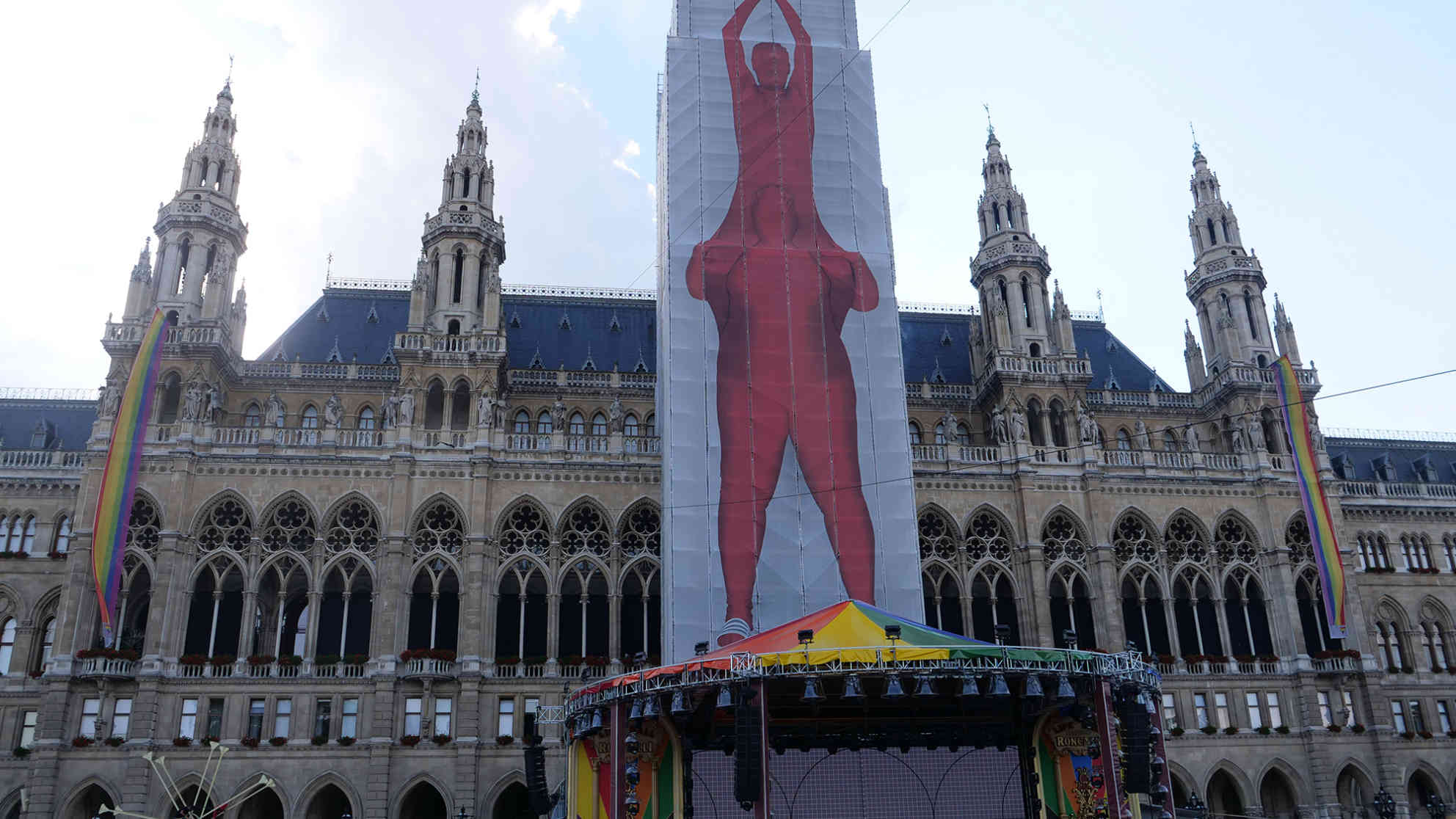 Das Wiener Rathaus mit einem Zirkuszelt als Bühne davor. Foto: BR | Vera Gasber