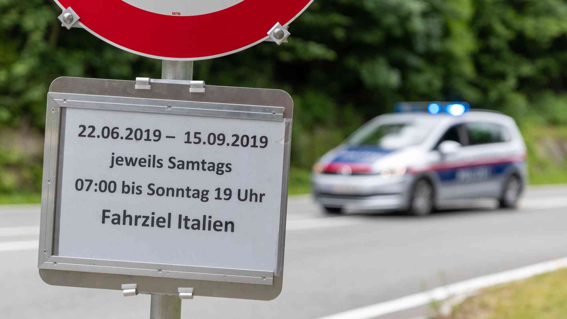 Als Maßnahme gegen die Stauproblematik und den Ausweichverkehr setzt die Tiroler Landesregierung Fahrverbote gegen den Ausweichverkehr ein. Foto: picture alliance|APA|picturedesk.com