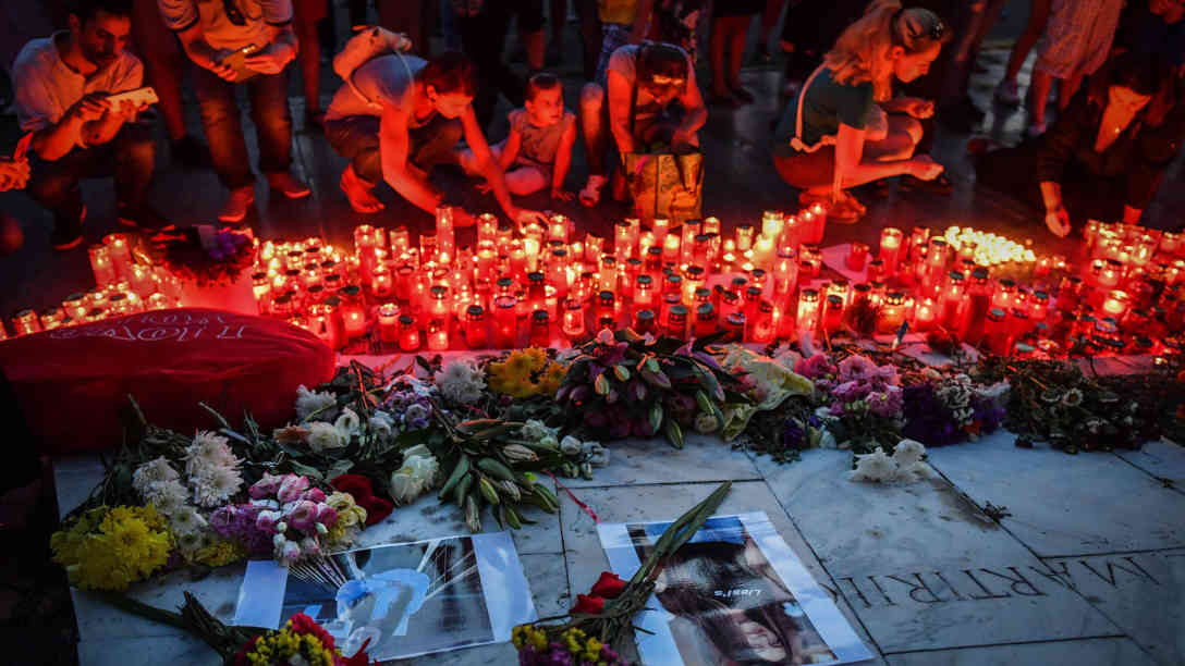 Menschen stellen Kerzen vor dem Innenministerium in Bukarest auf. Sie gedenken der 15-jährigen Alexandra, die vergewaltigt und ermordet wurde und sie prangern das Versagen der rumänischen Polizei an. Foto: APA