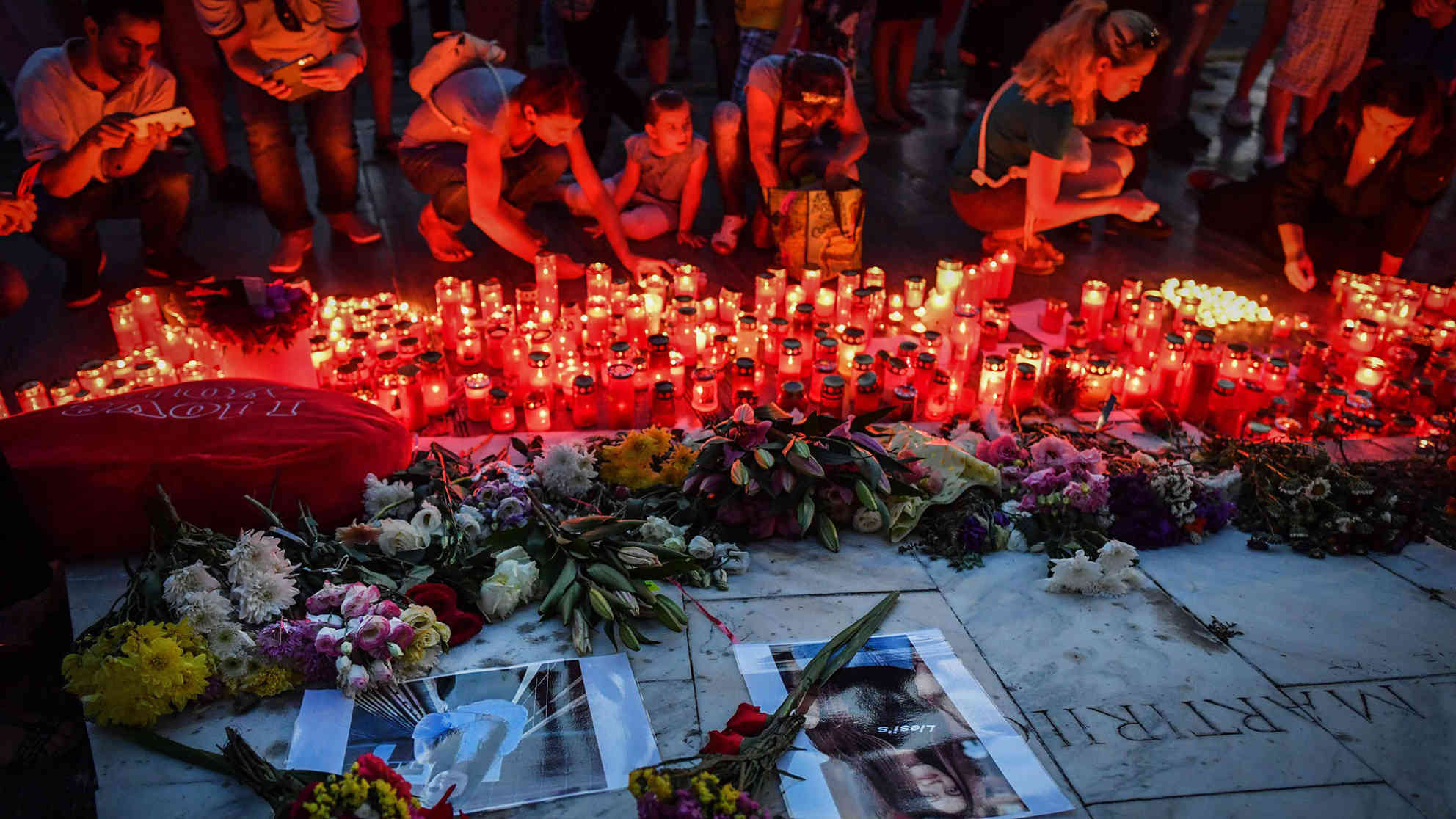 Menschen stellen Kerzen vor dem Innenministerium in Bukarest auf. Sie gedenken der 15-jährigen Alexandra, die vergewaltigt und ermordet wurde und sie prangern das Versagen der rumänischen Polizei an. Foto: APA