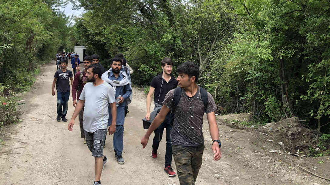 Jeden Nachmittag seit Mitte Juni 2019 eskortiert die bosnische Polizei männliche Flüchtlinge und Migranten vom Stadtzentrum Bihac zum neuen Flüchtlingslager Vucjak, auf dem Gelände der ehemaligen städtischen Mülldeponie. BR | Clemens Verenkotte