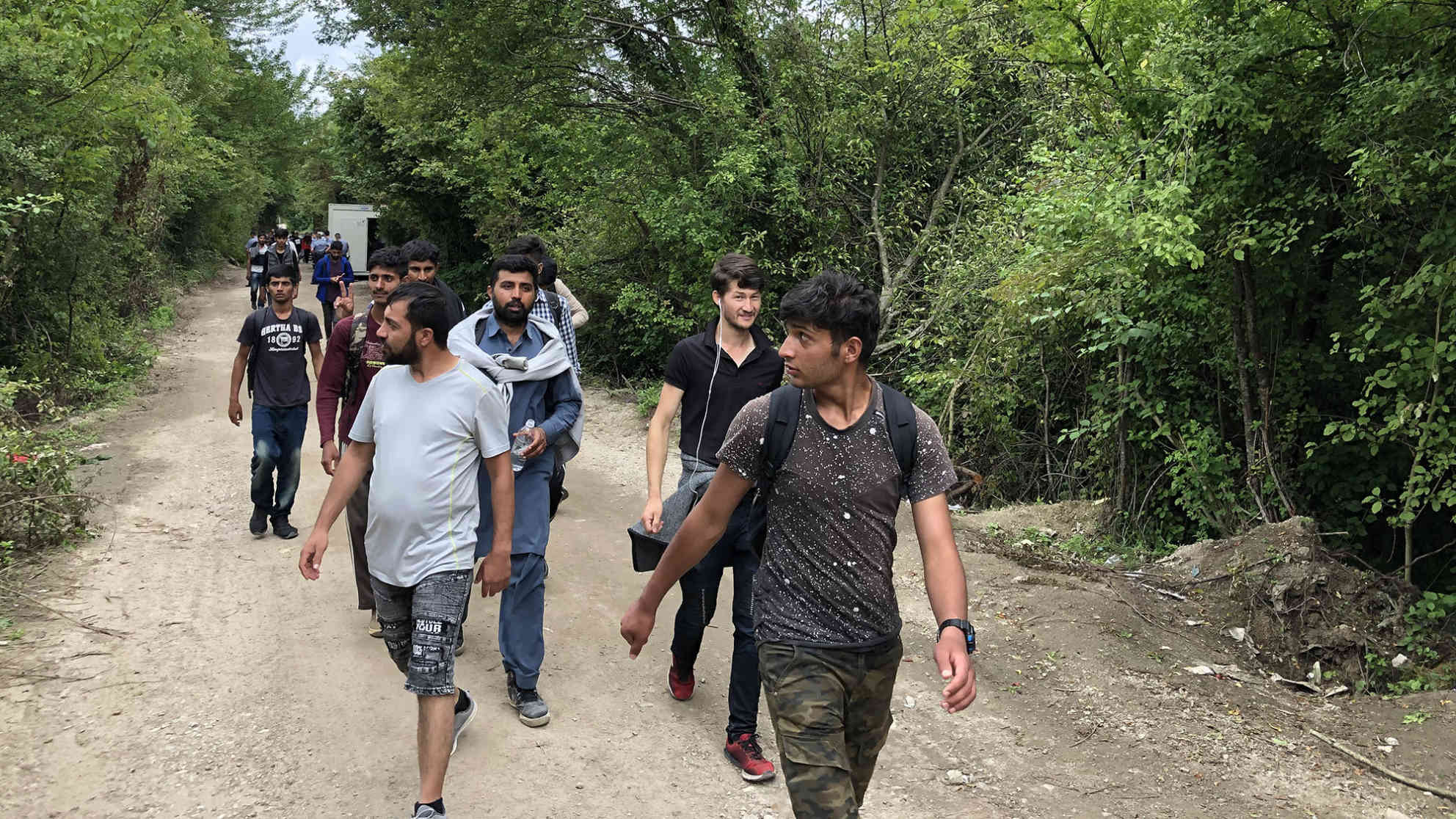 Jeden Nachmittag seit Mitte Juni 2019 eskortiert die bosnische Polizei männliche Flüchtlinge und Migranten vom Stadtzentrum Bihac zum neuen Flüchtlingslager Vucjak, auf dem Gelände der ehemaligen städtischen Mülldeponie. BR | Clemens Verenkotte