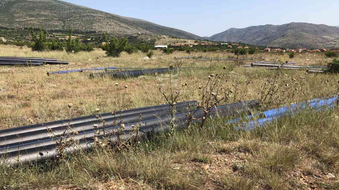 Rohre für Wasserleitungen des Wasserwerks „Vodovod“ in der Nähe von Rasce. Sie sollen umliegende Dörfer mit Wasser versorgen. Laut Dorfbewohnern tut sich seit Jahren nichts. Viel sei inzwischen auch gestohlen worden. Foto: BR | Schaban Bajrami