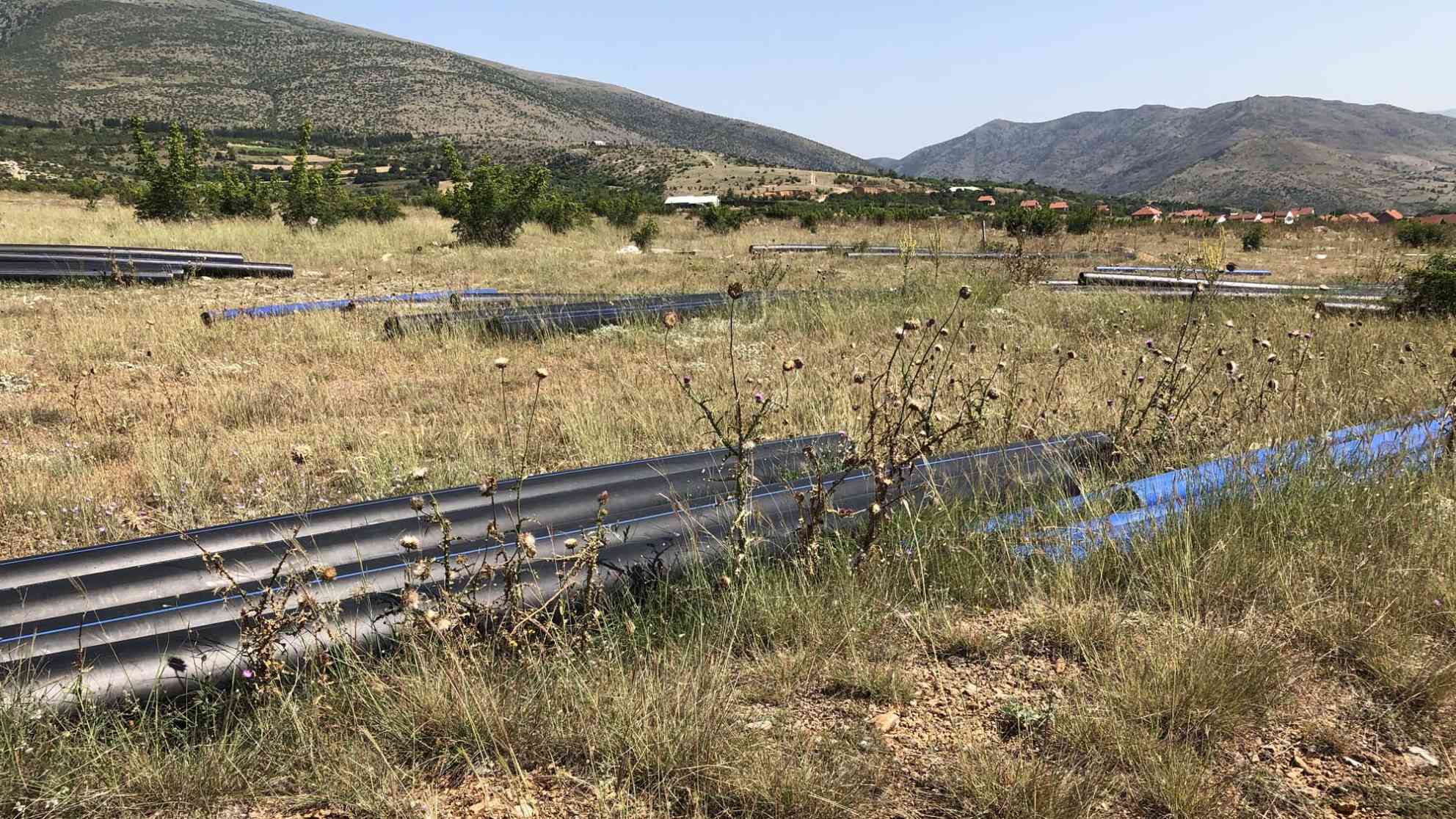 Rohre für Wasserleitungen des Wasserwerks „Vodovod“ in der Nähe von Rasce. Sie sollen umliegende Dörfer mit Wasser versorgen. Laut Dorfbewohnern tut sich seit Jahren nichts. Viel sei inzwischen auch gestohlen worden. Foto: BR | Schaban Bajrami