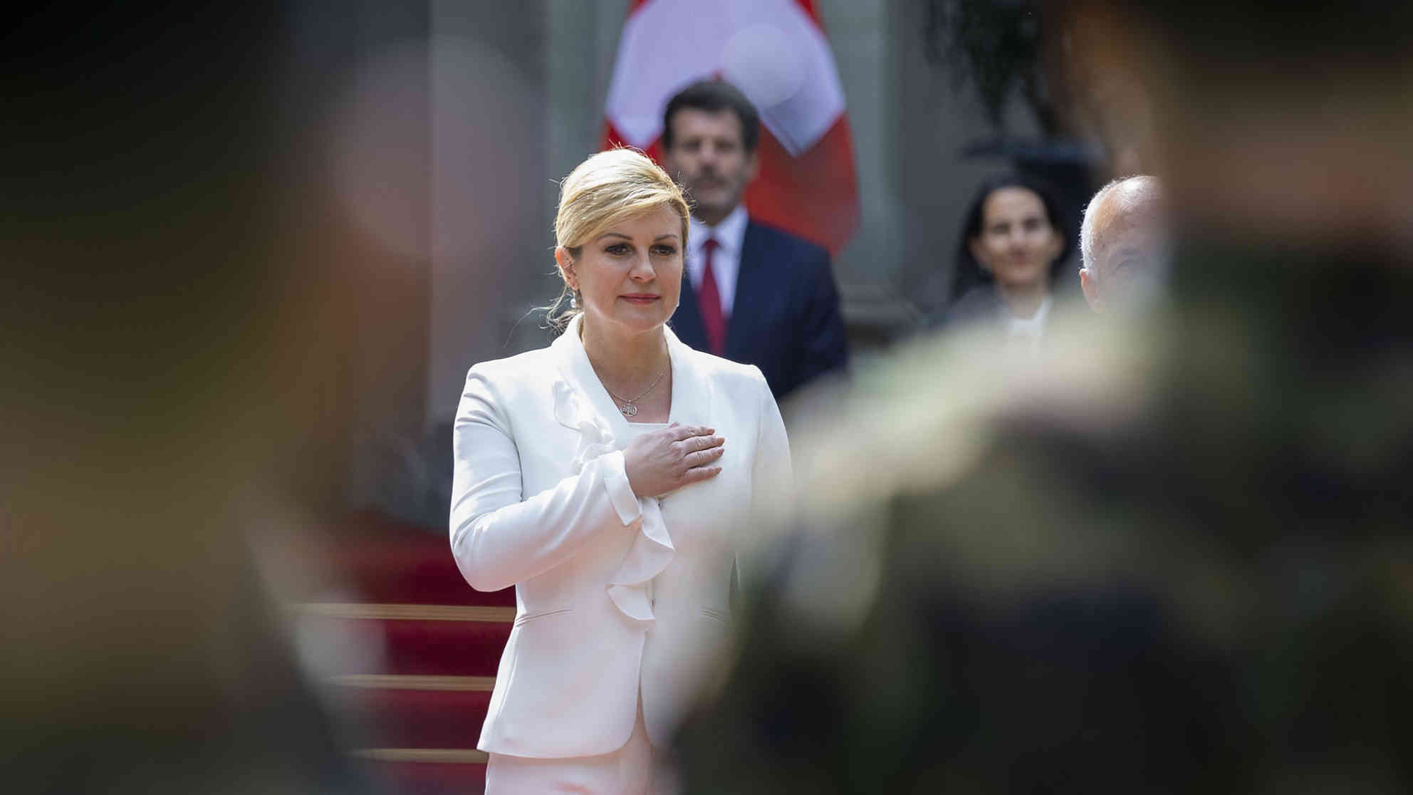 Kroatiens Präsidentin Kolinda Grabar-Kitarovic während der kroatischen Hymne bei einem Staatsbesuch in der Schweiz am 08.07.2019. Foto: picture alliance/KEYSTONE
