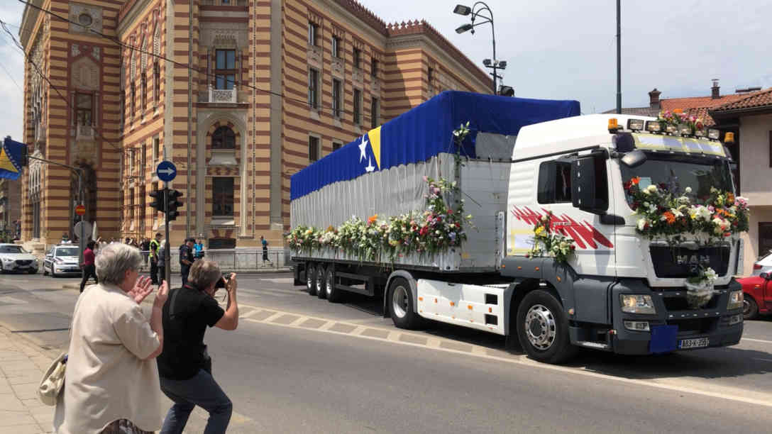 Ein LKW transportiert die menschlichen Überreste von 33 identifizierten Toten am 09.07.2019 nach Srebrenica/Potocari. Foto: BR | Eldina Jasarevic
