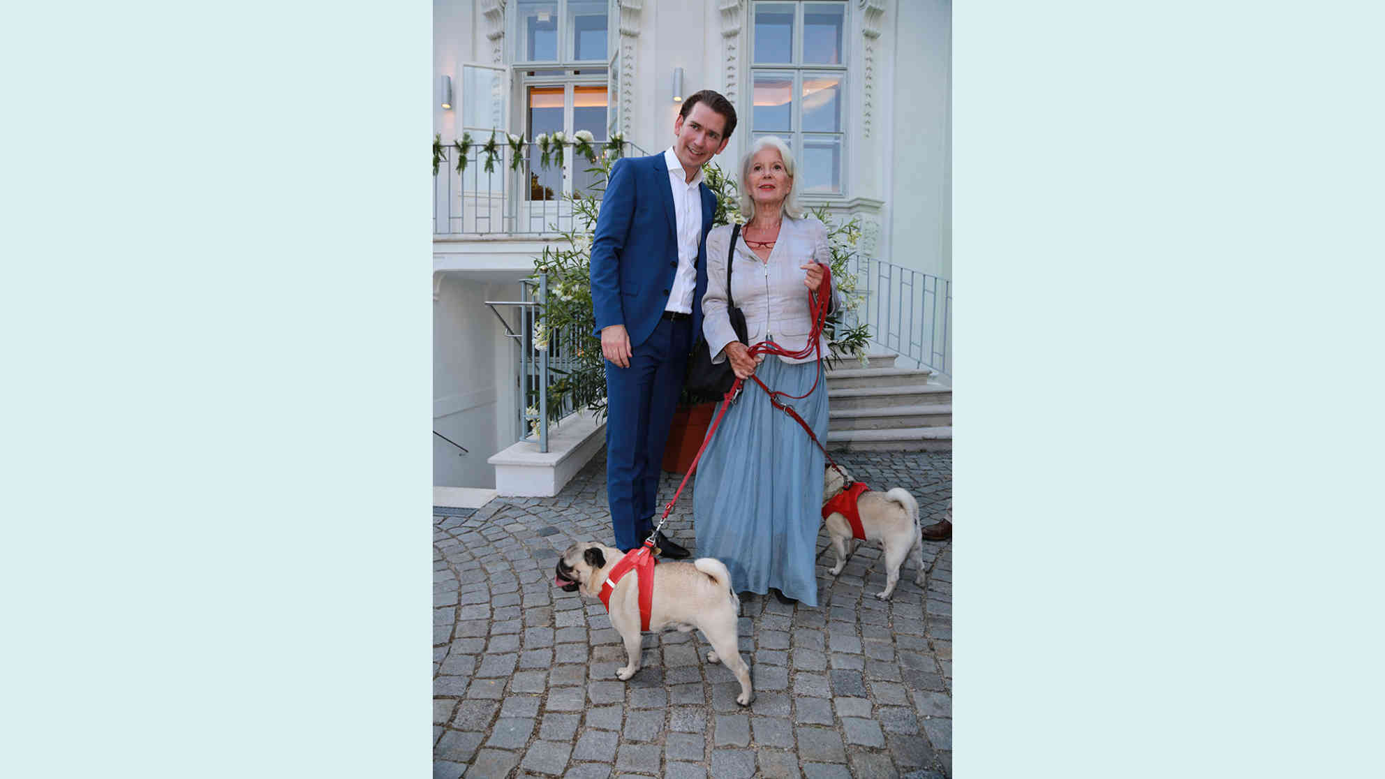 Die Schauspielerin Christiane Hörbiger mit dem ehemaligen österreichischen Bundeskanzler Sebastian Kurz beim Sommerfest des Bundeskanzlers im Wiener Palais Schönburg (20. 06. 2018). Foto: picture alliance | APA | picturedesk.com