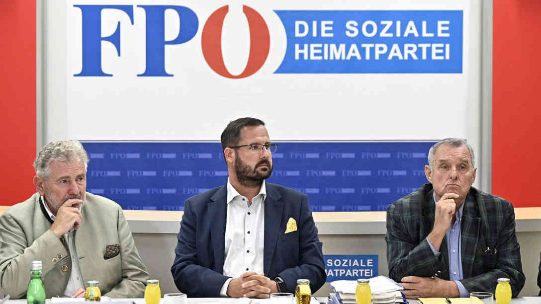 Die FPÖ-Expertenkommission mit Andreas Mölzer, Christian Hafenecker und Wilhelm Brauneder (v.l.) bei der Präsentation der ersten Zusammenfassung des Berichtes der FPÖ-Historikerkommission am Montag, 05. August 2019 in Wien. Foto: picture alliance | APA | picturedesk.com