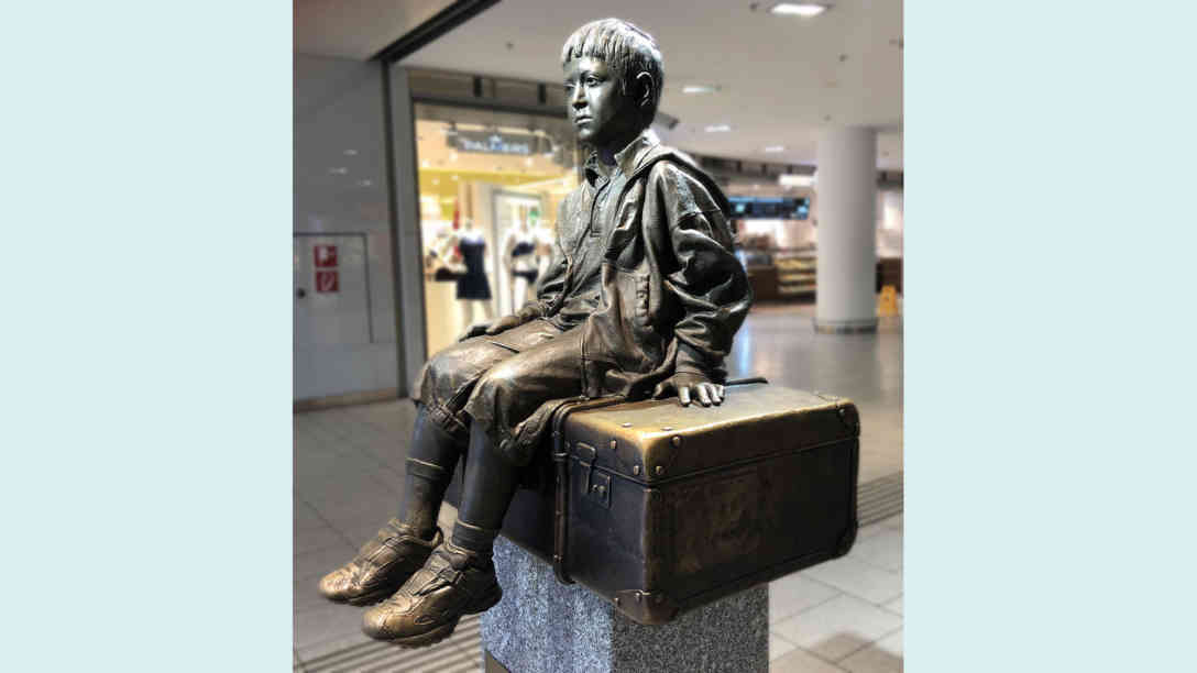 Die Bronzeskulptur am Wiener Westbahnhof von Flor Kent erinnert an die Kindertransporte die von Wien aus abfuhren. Foto: BR | Andrea Beer