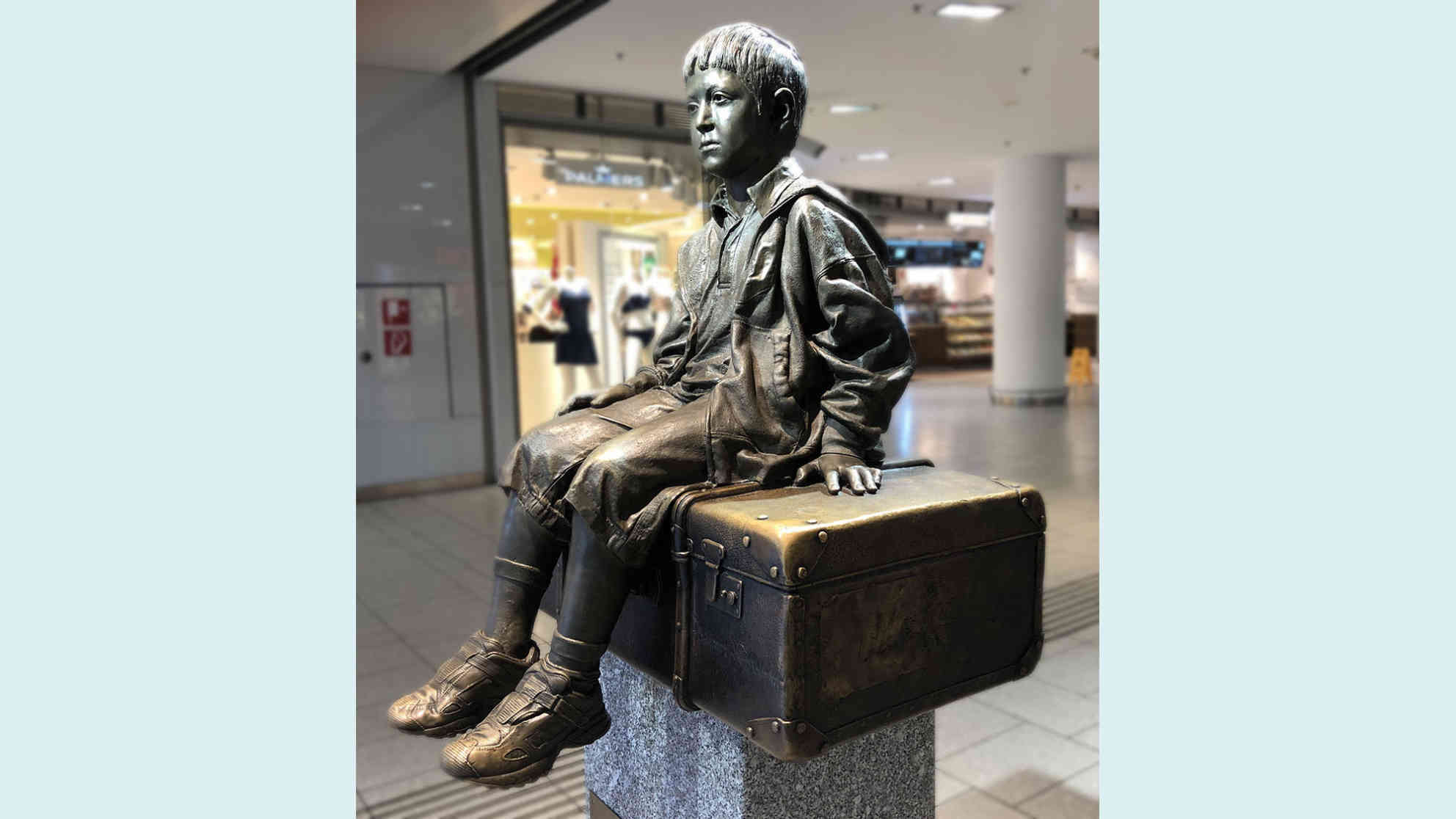 Die Bronzeskulptur am Wiener Westbahnhof von Flor Kent erinnert an die Kindertransporte die von Wien aus abfuhren. Foto: BR | Andrea Beer