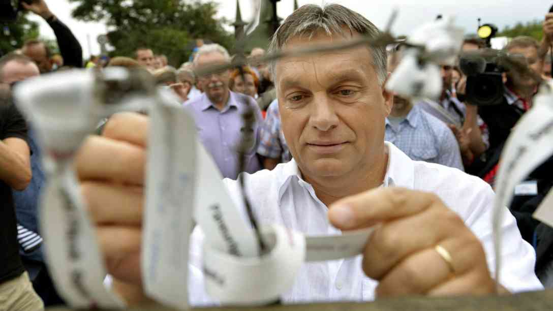 2014 hängte Viktor Orban Gedenk-Bändchen an den Stacheldraht um an den Abriss des 'Eisernen Vorhangs' 1989 bei Sopron zu erinnern. Nur kurze Zeit später gab er den Auftrag einen neuen, modernen Zaun zu bauen - an der sogenannten Balkanroute. Foto: dpa