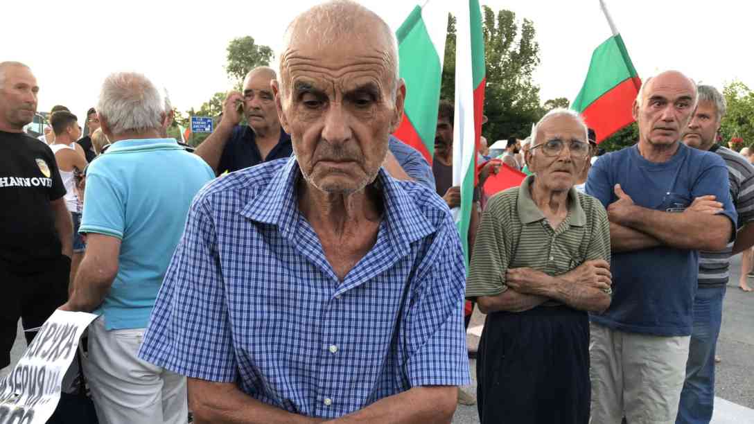 Der 78-jährige Dimitar Dinkov aus Krushare in Bulgarien trauert um seine 9 Schweine, die er mitten im Sommer wegen der Schweinepest schlachten musste. Foto: BR | Ekaterina Popova