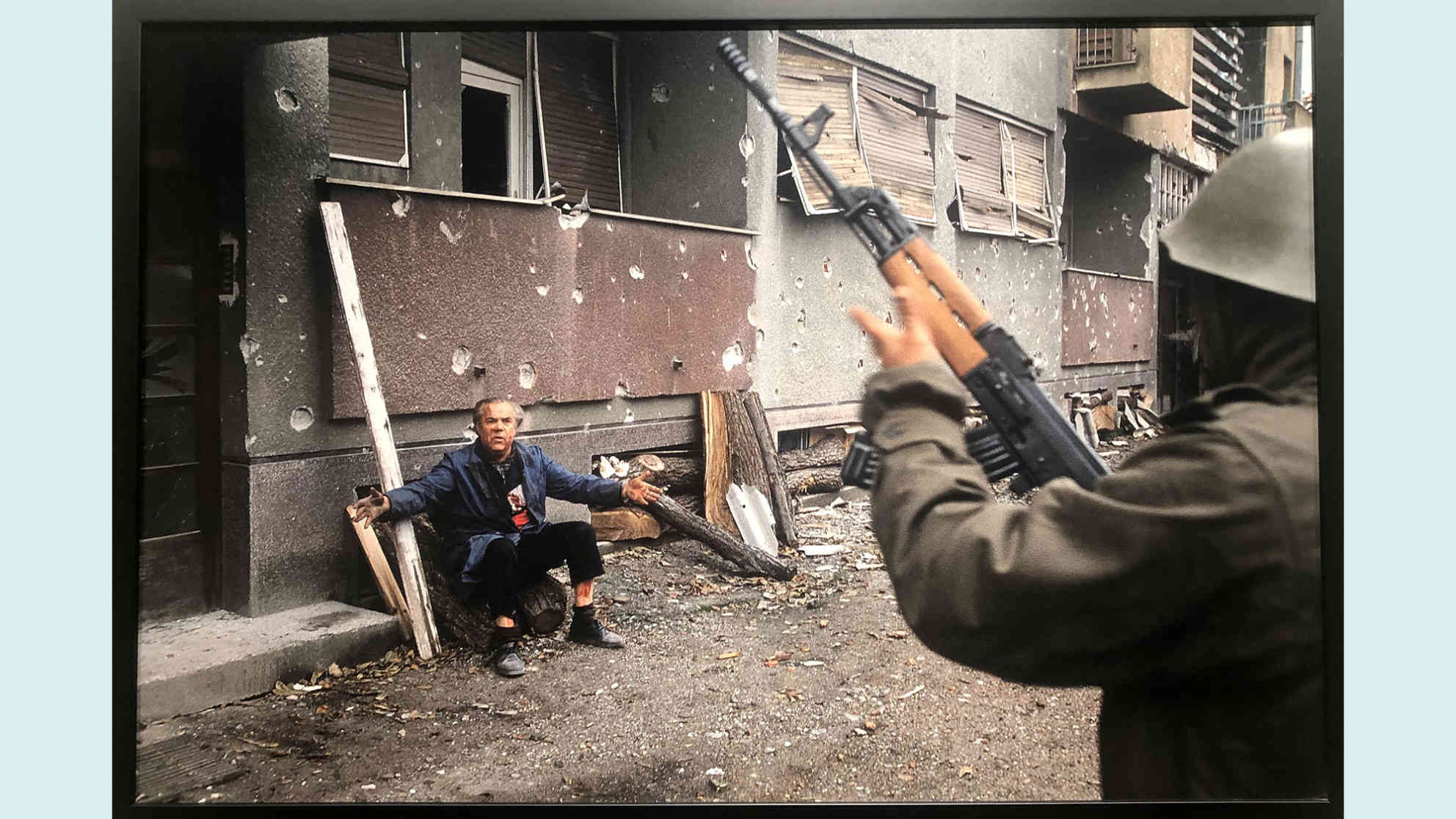 Ein verwundeter Kroate bittet um Gnade, nachdem er durch eine Granate aus seinem Keller getrieben wurde, Vukovar, November 1991. Foto: Christopher Morris | mit freundlicher Genehmigung des Museums für Kriegsfotografie Zagreb