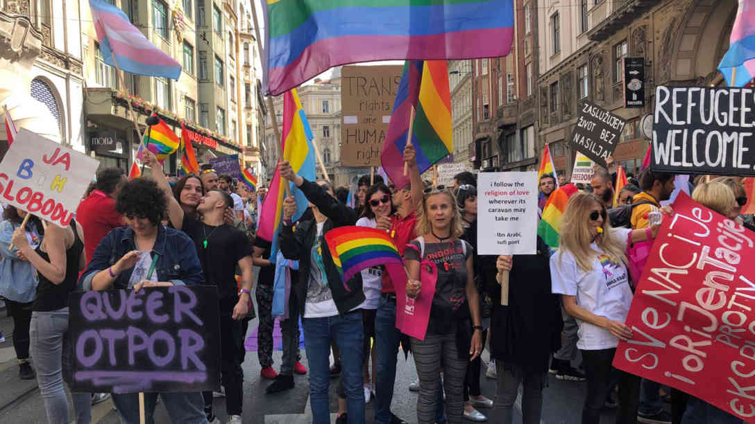 In der bosnischen Hauptstadt Sarajevo hat am Sonntag die erste Pride Parade stattgefunden. Mehr als 1.100 Polizisten mussten für die Sicherheit der etwa doppelt so viel Paradeteilnehmer sorgen. Foto: BR | Eldina Jasarevic