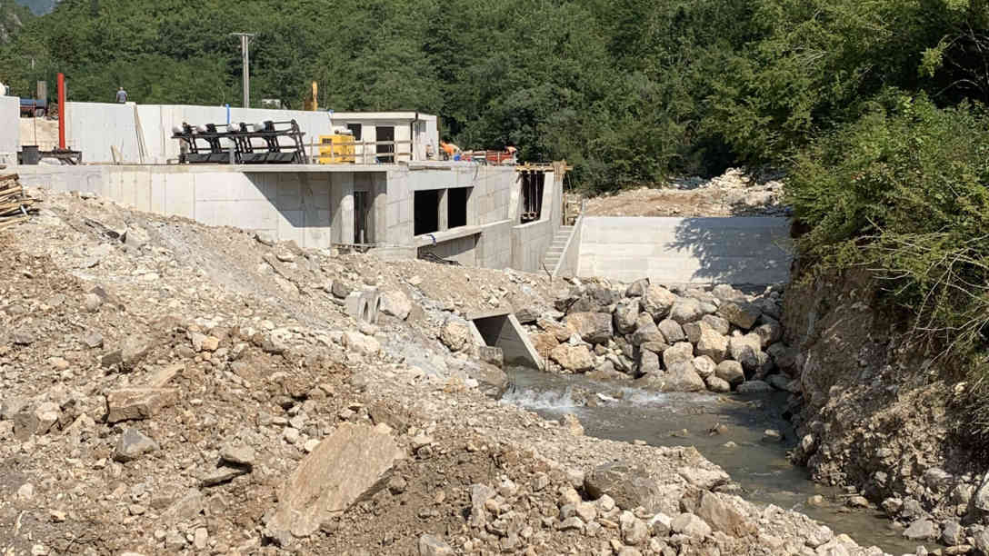 Eine große Baustelle für einen kleinen Fluss: auf über einen Kilometer Länge erstrecken sich die Bauarbeiten an der Doljanka. Foto: BR | Christian Limpert