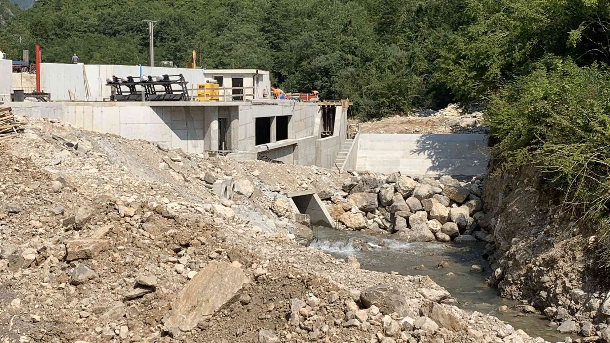 Eine große Baustelle für einen kleinen Fluss: auf über einen Kilometer Länge erstrecken sich die Bauarbeiten an der Doljanka. Foto: BR | Christian Limpert