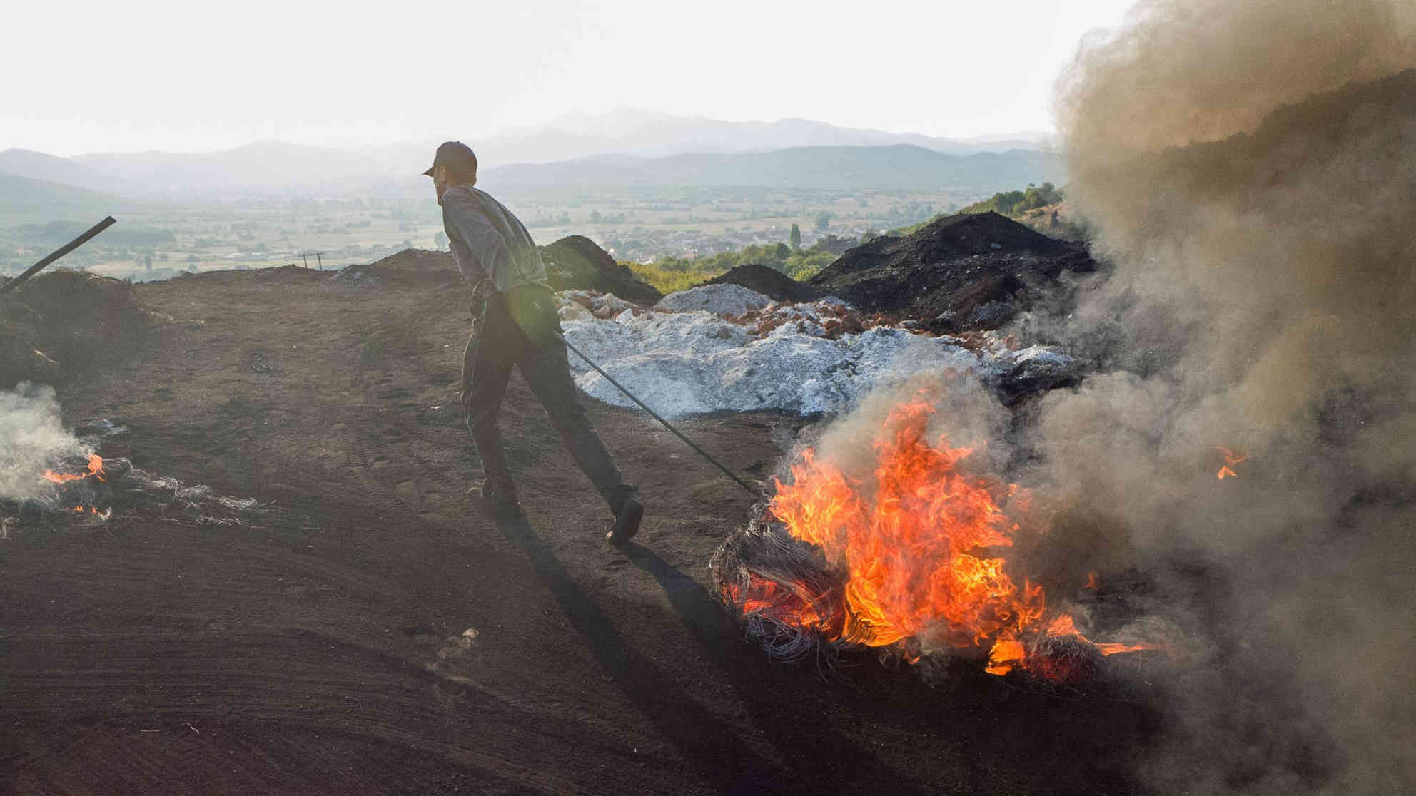 Mane (17) brennt im Südosten Nordmazedoniens Kalk. Als Brennstoff dienen ihm alte LKW-Reifen. Foto: BR | Srdjan Govedarica