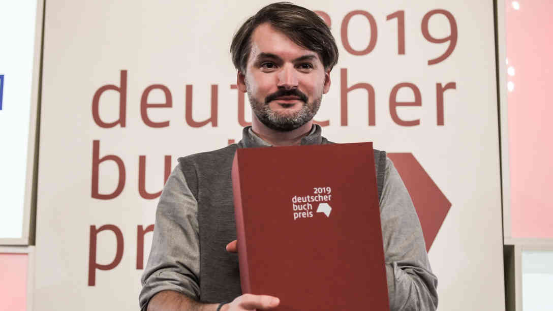 Saša Stanišić erhält den Deutschen Buchpreis 2019. Foto: picture alliance | Andreas Arnold | dpa