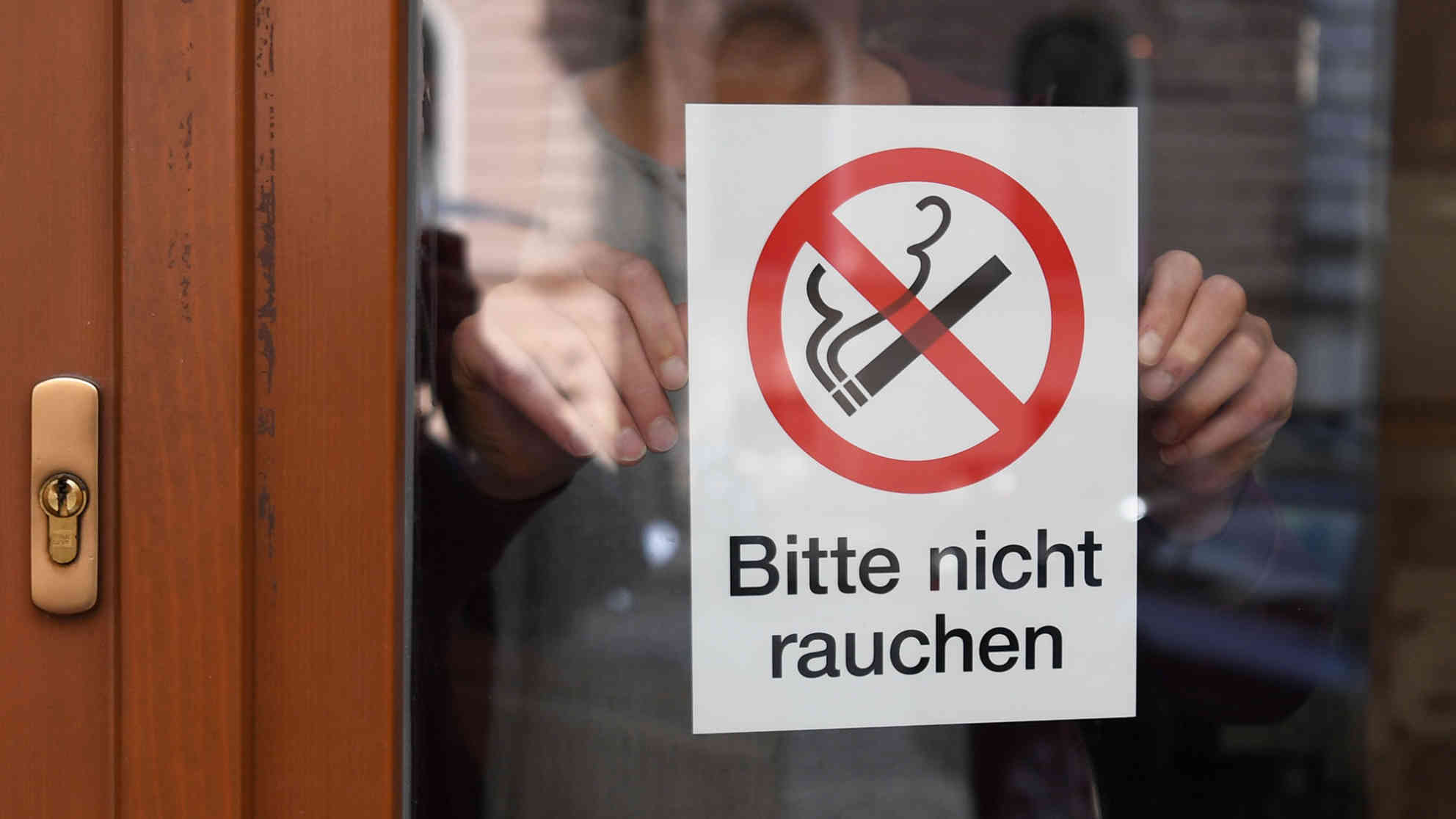 Mit dem 01. November 2019 tritt in Österreich – nach Jahren der Ausnahmen und Debatten – das komplette Rauchverbot in der Gastronomie in Kraft. Foto: picture alliance | APA | picturedesk.com