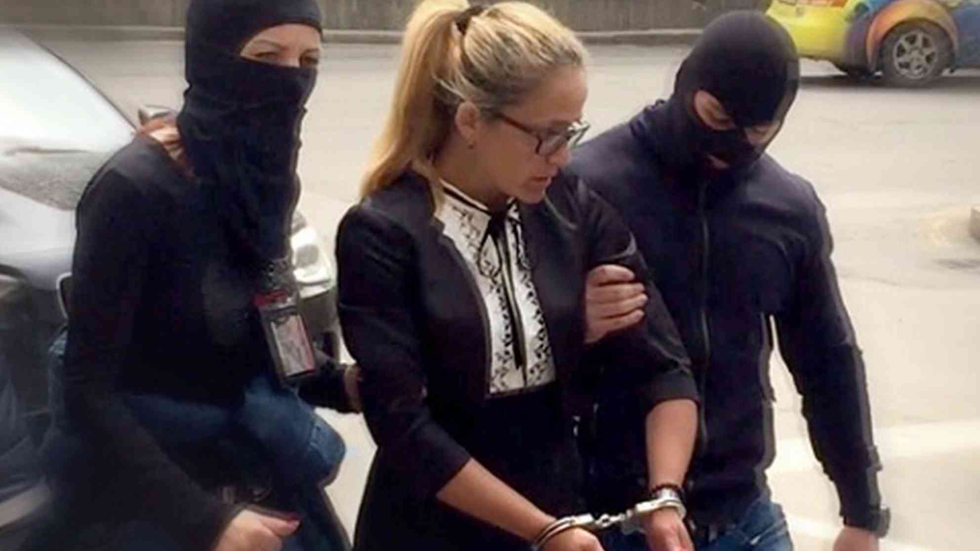 Dessislawa Iwantscheva wird in Handschellen abgeführt. In ihrem Auto findet die Polizei unterdessen 56 000 Euro in bar. Iwantscheva sagt, ihr Auto sei unverschlossen gewesen und das Geld untergeschoben worden. Sie und Petrova hätten auch nie einen Bauunternehmer erpresst. Foto: Bulphoto Agency | Sofia