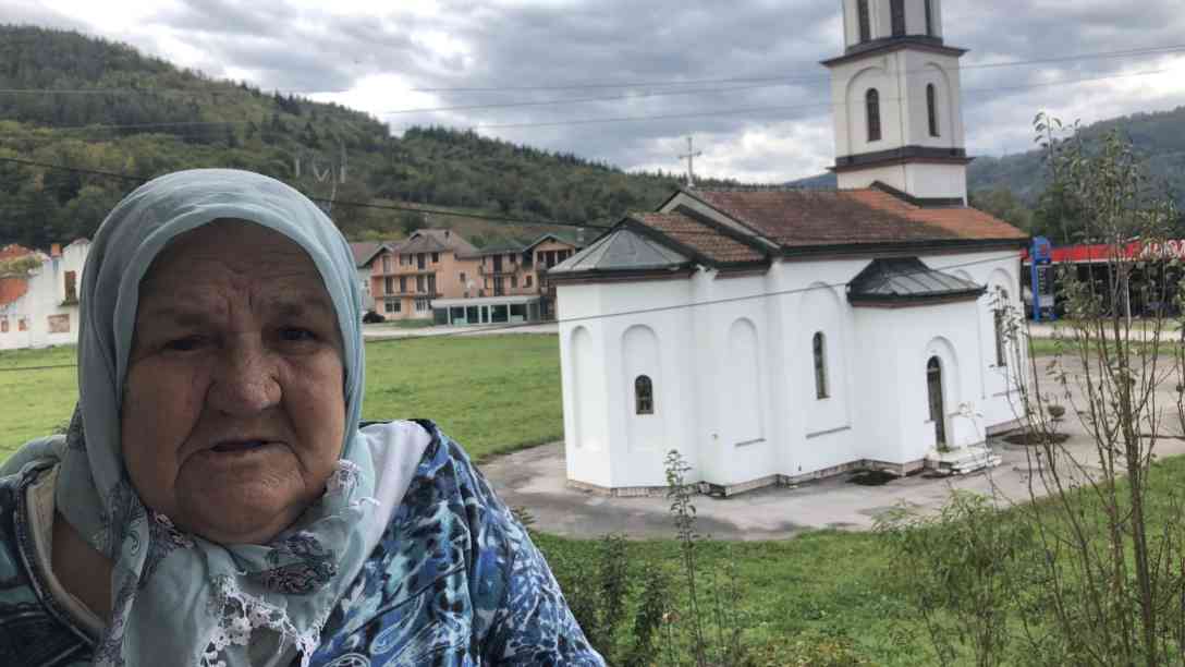 Als die Bosniakin Fata Orlovic nach Kriegsende in ihr Dorf zurückkehrte, fand sie ihr Haus nur als Ruine vor. Und auf ihrem Grundstück war eine serbisch-orthodoxe Kirche errichtet worden. Foto: BR | Eldina Jasarevic