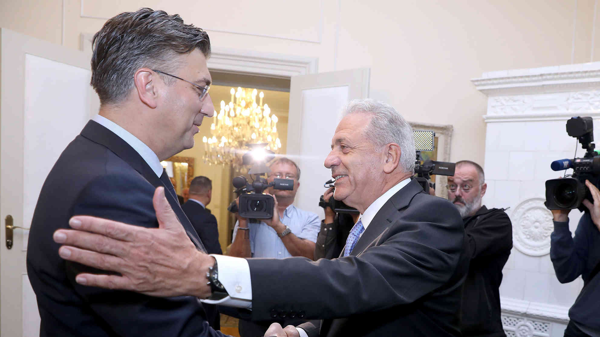 EU-Kommission bewertet Kroatiens Weg in den Schengen Raum positiv. Kommentar: Menschenrechte egal. Kroatiens Weg in den Schengen Raum von Andrea Beer. Andrej Plenkovic und Dimitris Avramopoulos. Foto: picture alliance/PIXSELL, Patrik Macek