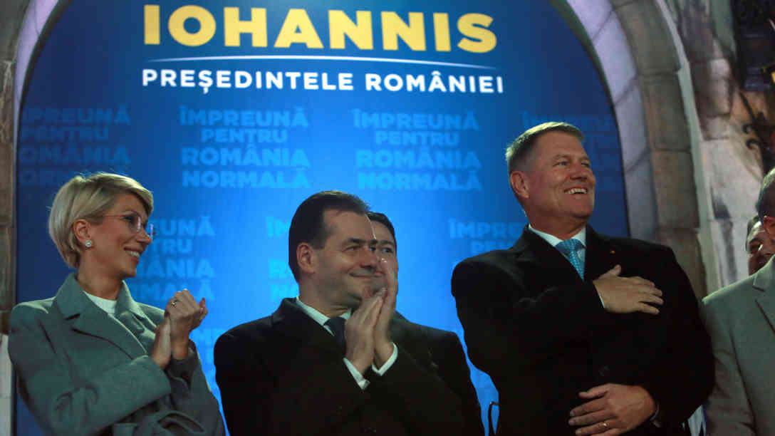 Klaus Iohannis (re.) hat die Stichwahl um die rumänische Präsidentschaft klar gewonnen, und startet nun in seine zweite Amtszeit. Foto: picture alliance | Xinhua