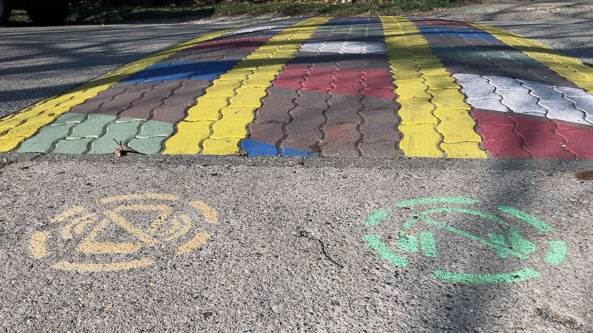 In der ungarischen Ortschaft Budakalasz sollen bunte Piktogramme Smombies (Smartphone-Zombies) zu mehr Aufmerksamkeit im Straßenverkehr bewegen. Foto: BR | Attila Poth